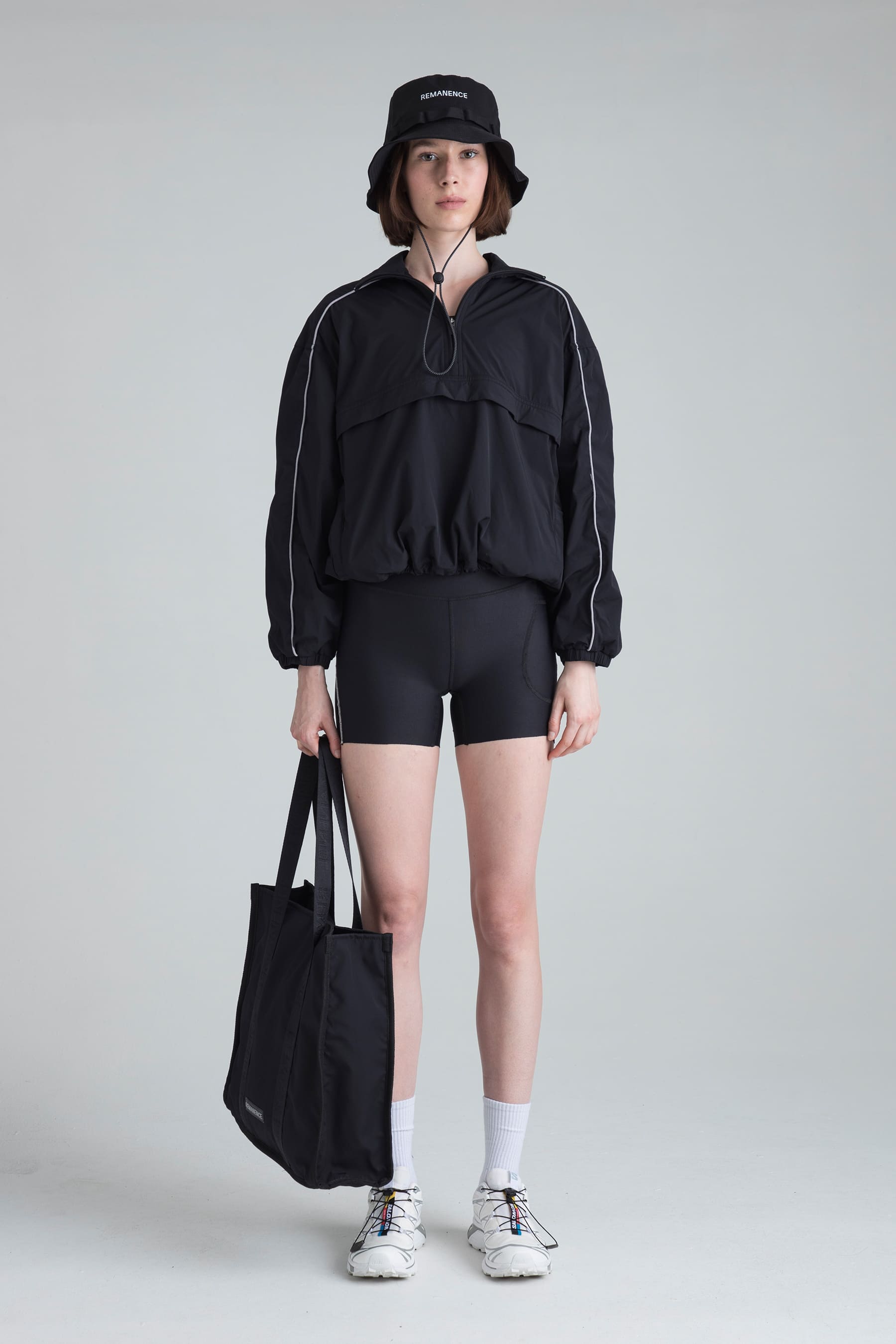 Biker deportivo negro para mujer Tempo con chaqueta negra remanence