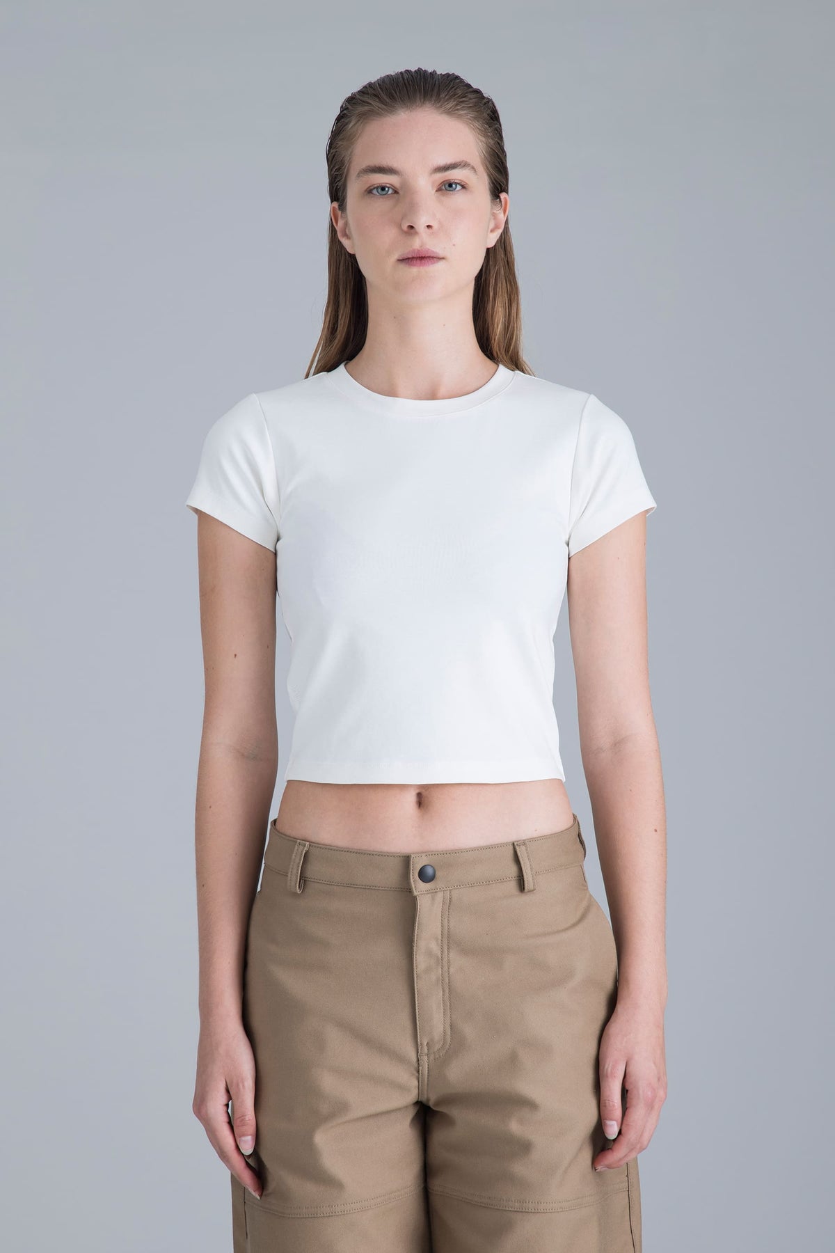 Camiseta blanca para mujer slim fit Aero frontal en modelo