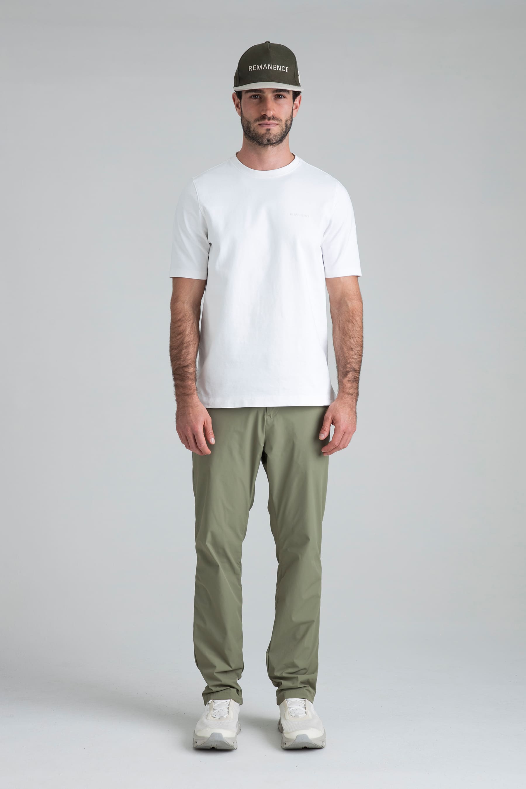 Camiseta blanca para hombre y pantalon verde oliva remanence