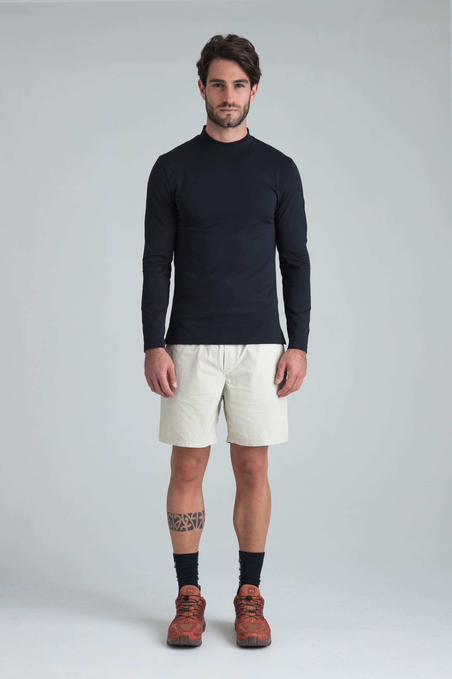 Camiseta negra para hombre cuello alto y short arena remanence