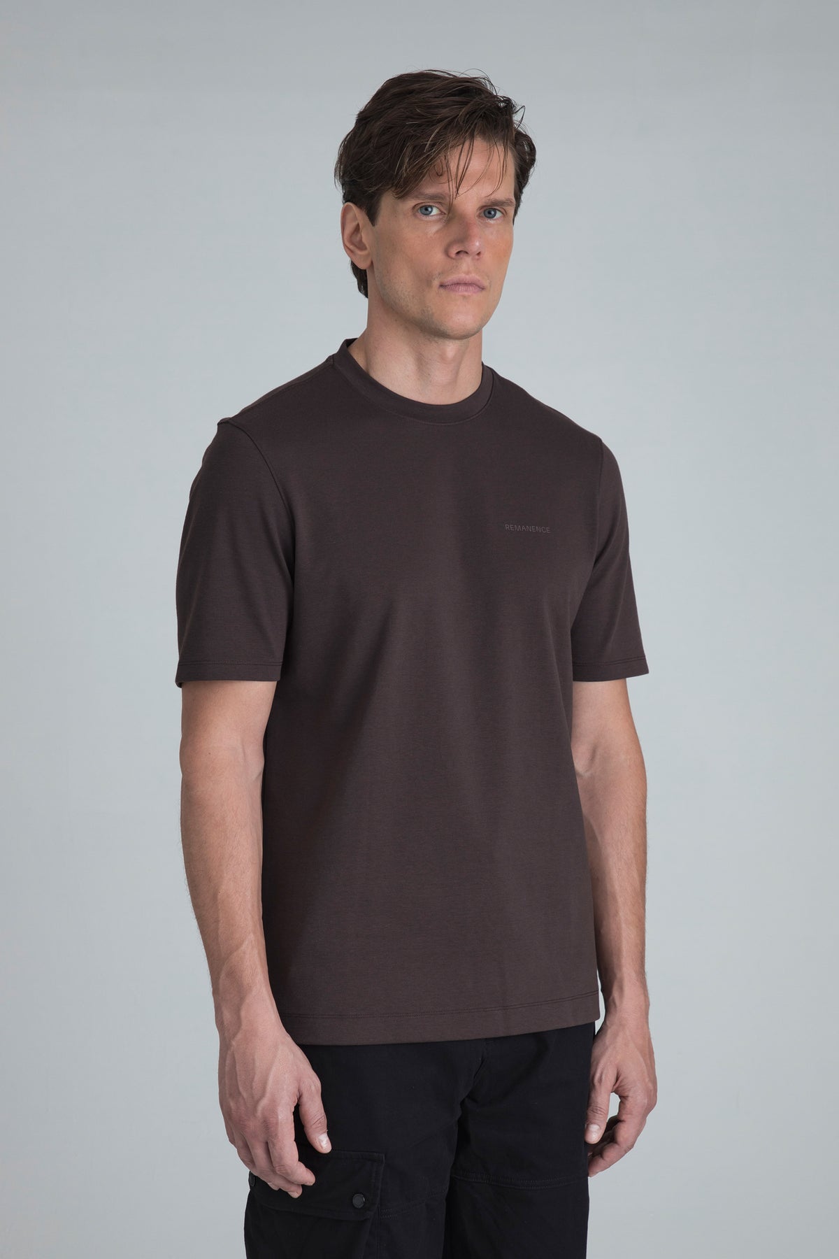 Camiseta café para hombre semi fitted peak
