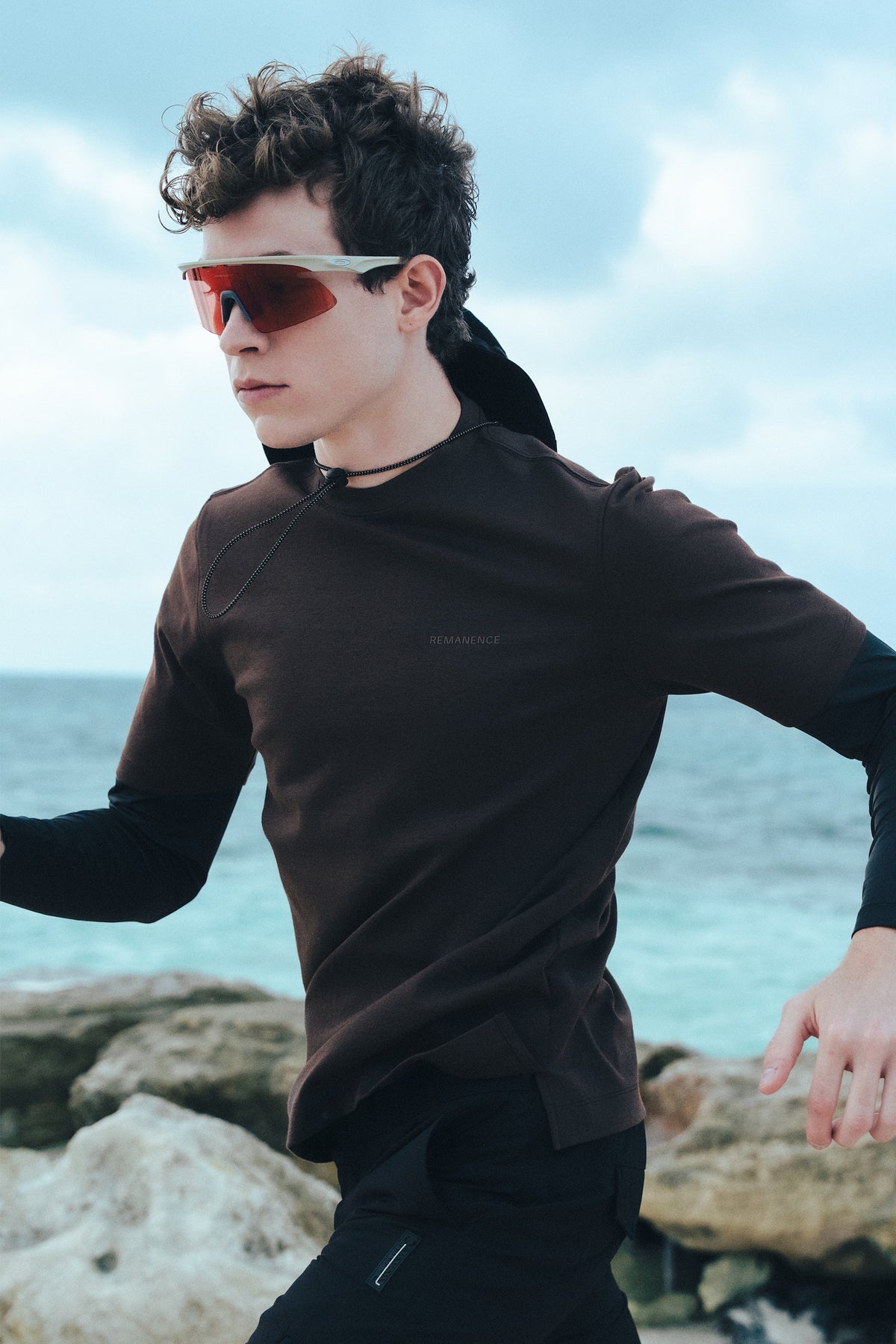 Camiseta café para hombre semi fitted peak