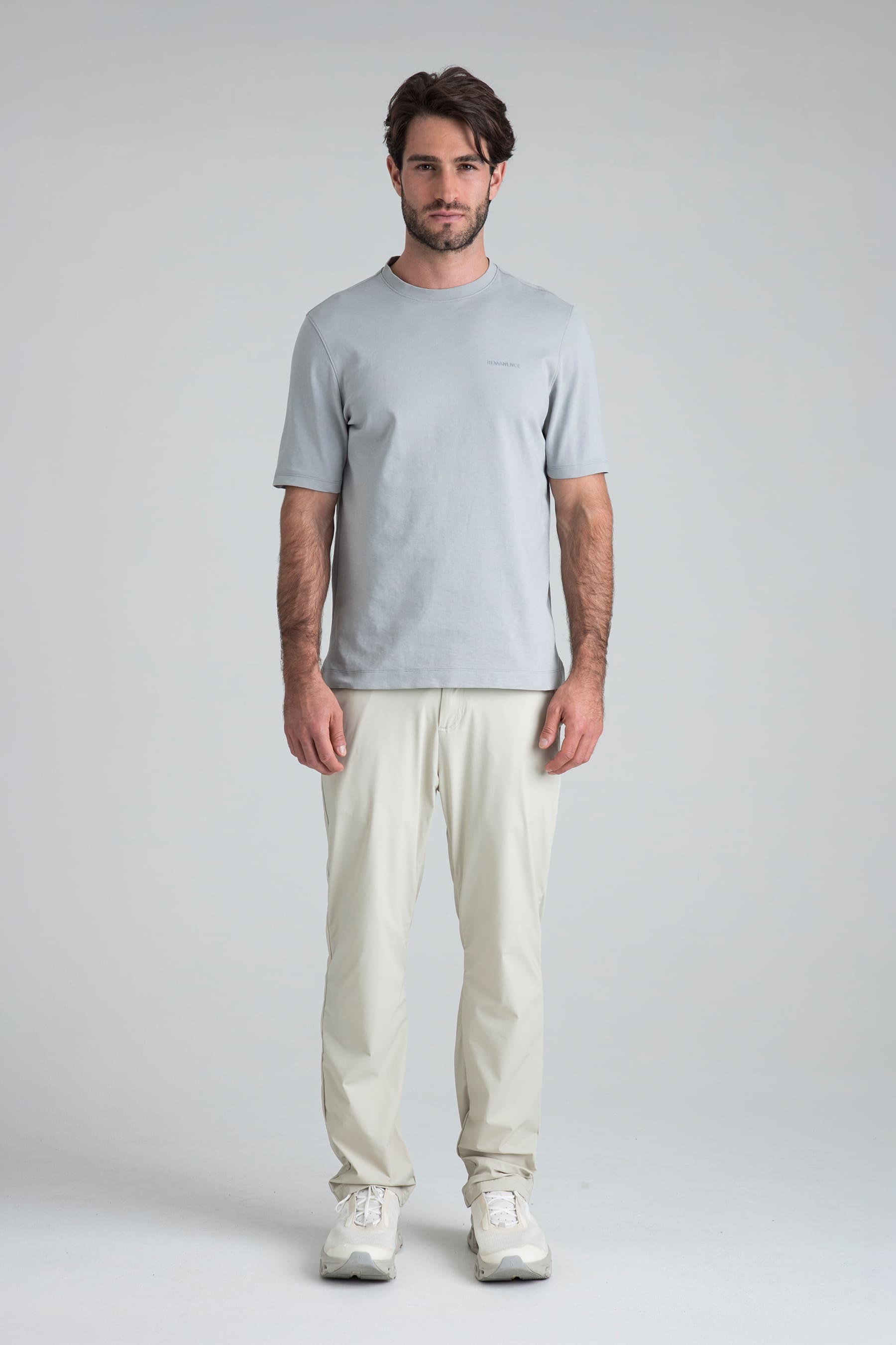 Camiseta gris claro para hombre semifitted en modelo