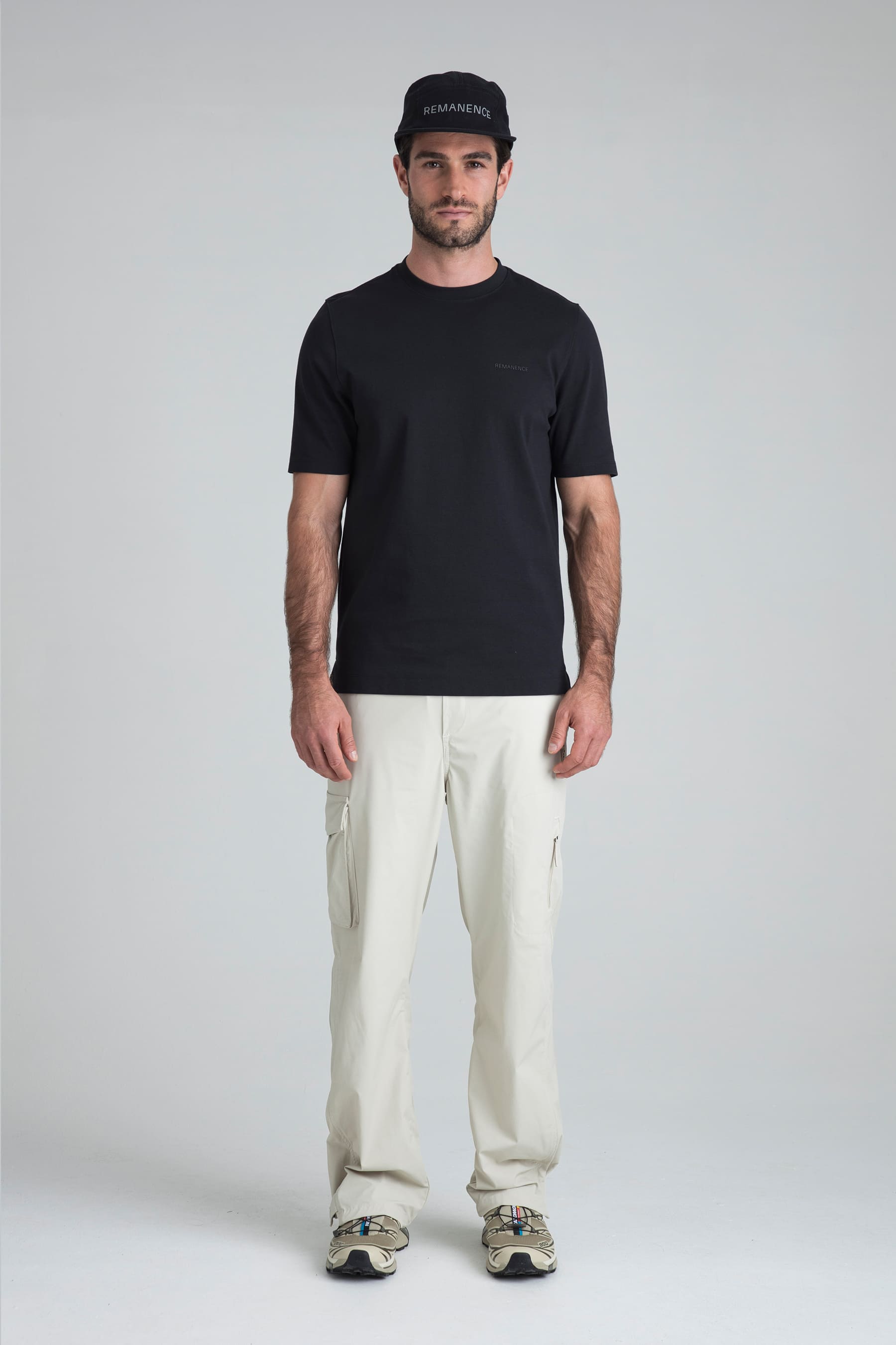 Camiseta negra para hombre semifitted y pantalon arena remanence