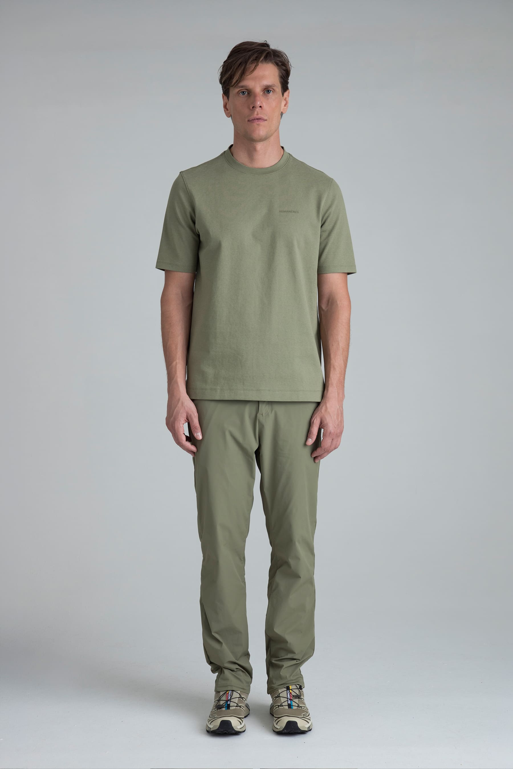 Camiseta verde oliva para hombre Peak con pantalón oliva en modelo