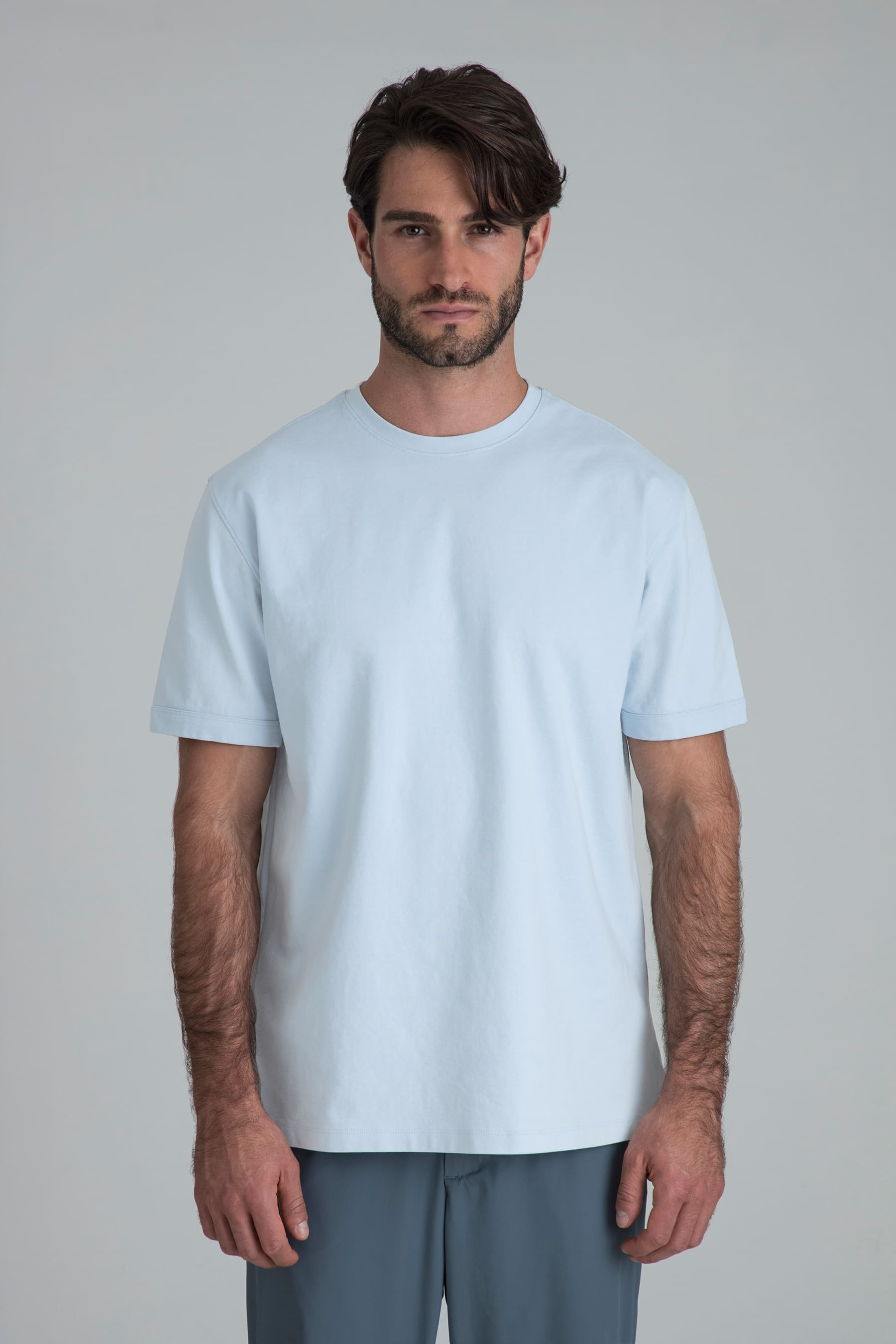 Camiseta azul claro para hombre Ventra relaxed fit frontal en modelo