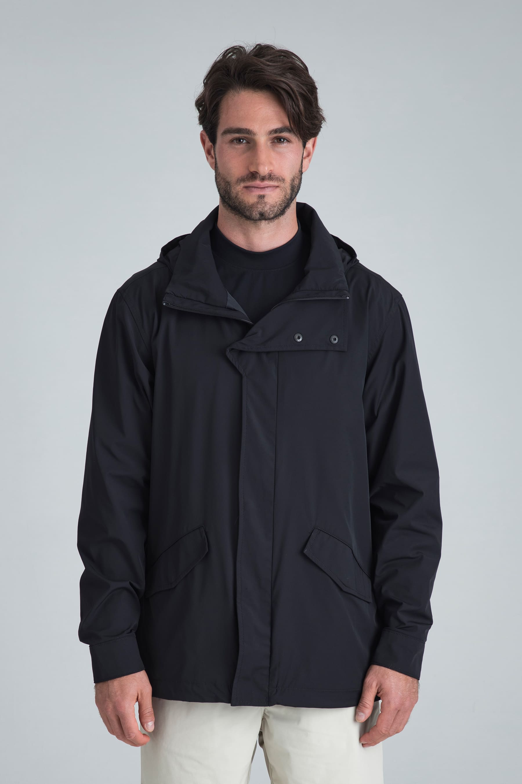 Hombre con chaqueta negra de estilo outdoor