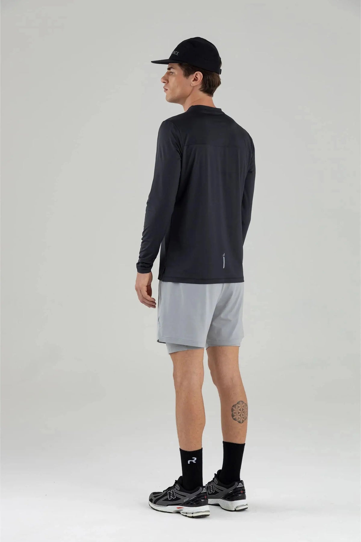 Camiseta deportiva negra manga larga cuello redondo semi fitted Echo