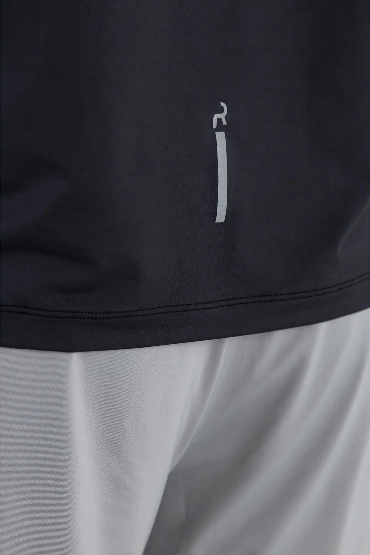 Camiseta deportiva negra manga larga cuello redondo semi fitted Echo