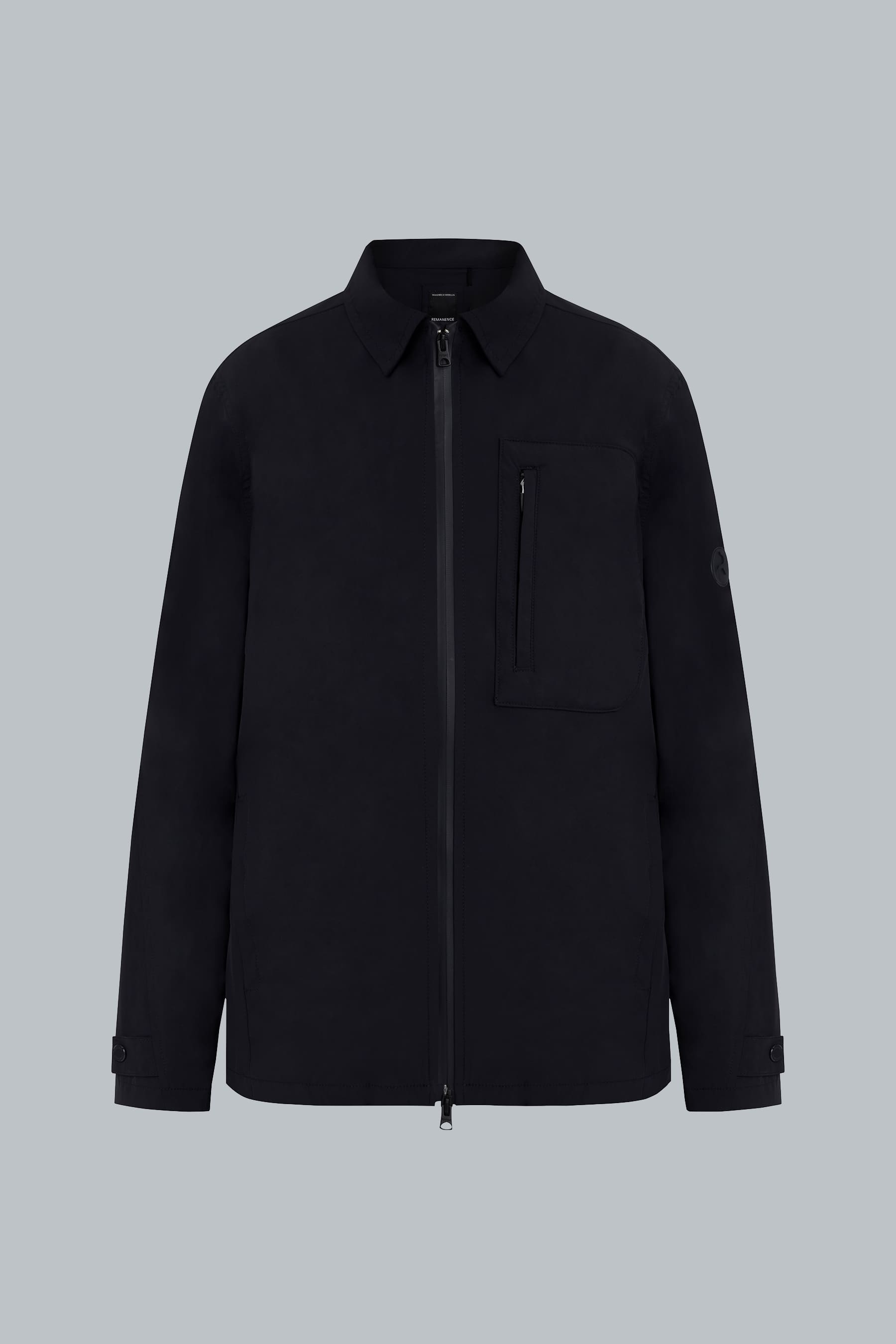 Chaqueta negra para hombre con cuello camisero y bolsillos frontales