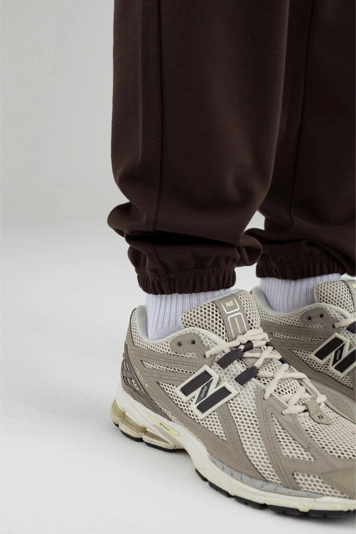 Jogger café para hombre semi fitted Chroma