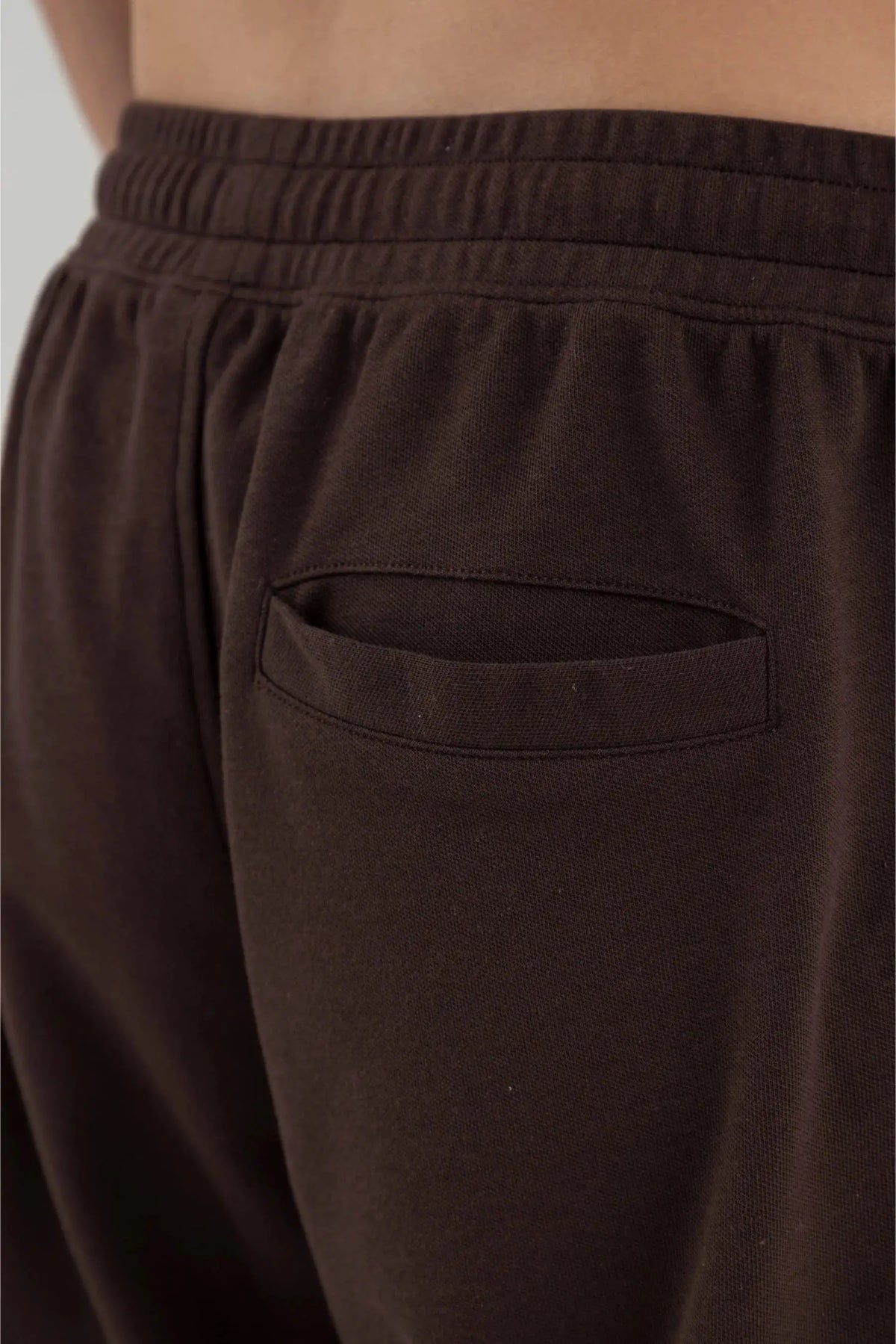 Jogger café para hombre semi fitted Chroma