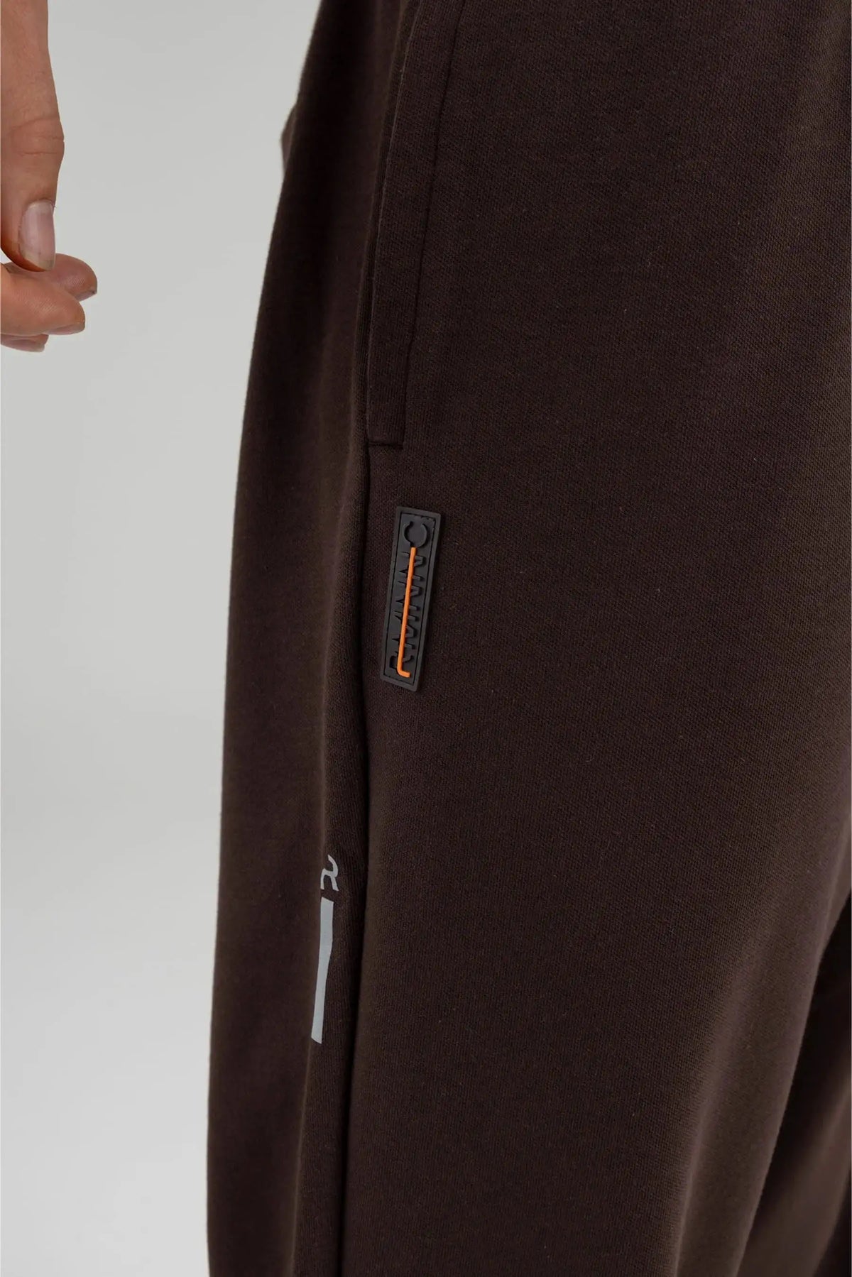 Jogger café para hombre semi fitted Chroma