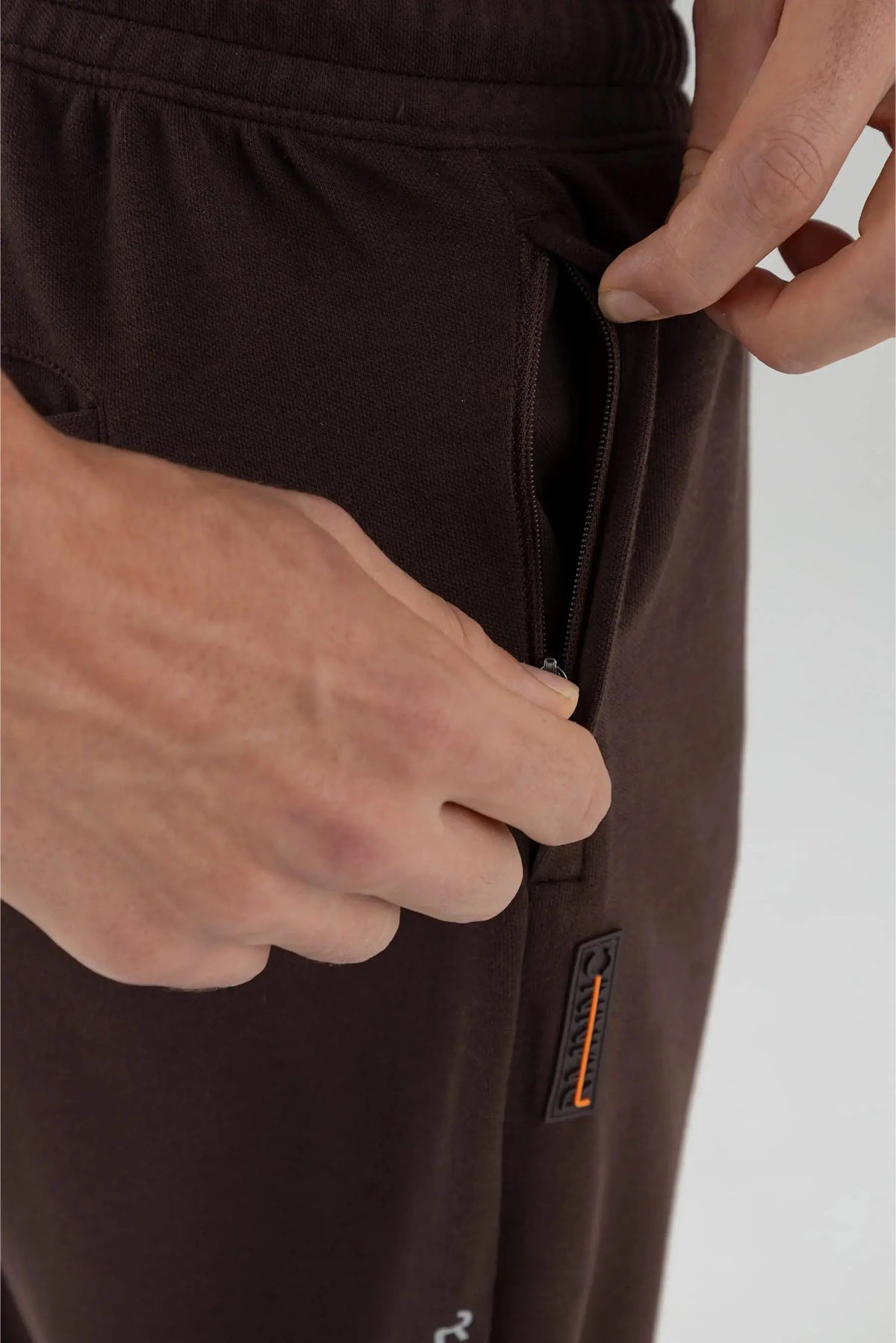 Jogger café para hombre semi fitted Chroma