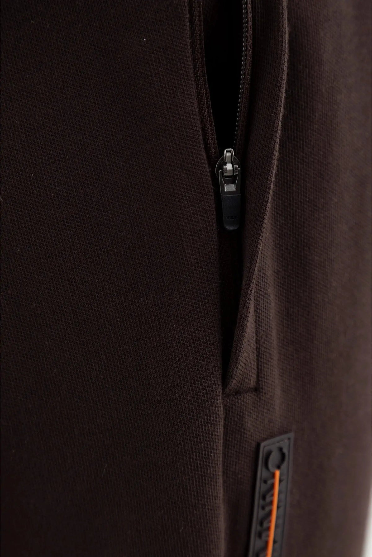 Jogger café para hombre semi fitted Chroma