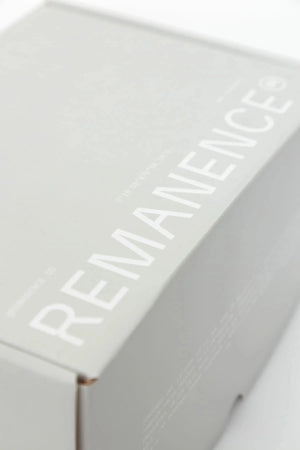 Caja de regalo Remanence gris con logo minimalista en acabado mate
