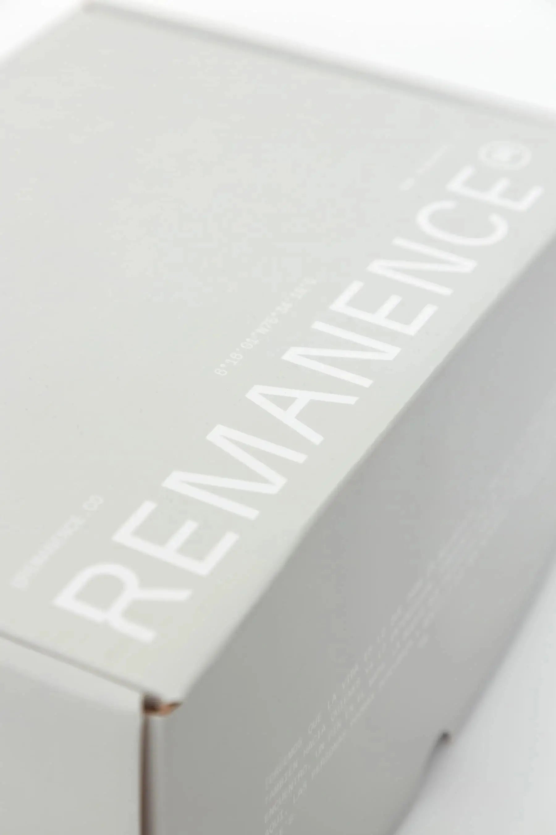 Caja de regalo Remanence gris con logo minimalista en acabado mate