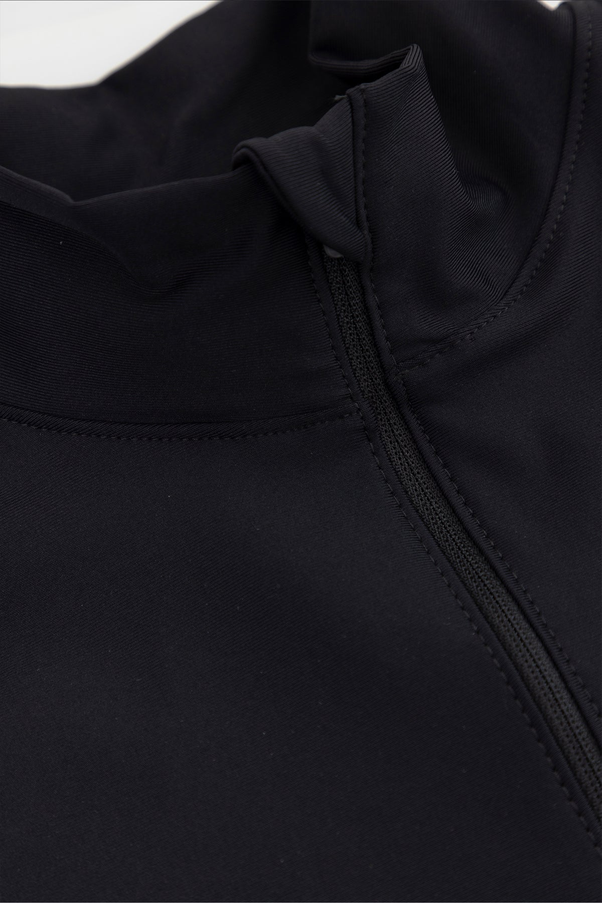 Midlayer negro para mujer slim fit Helix