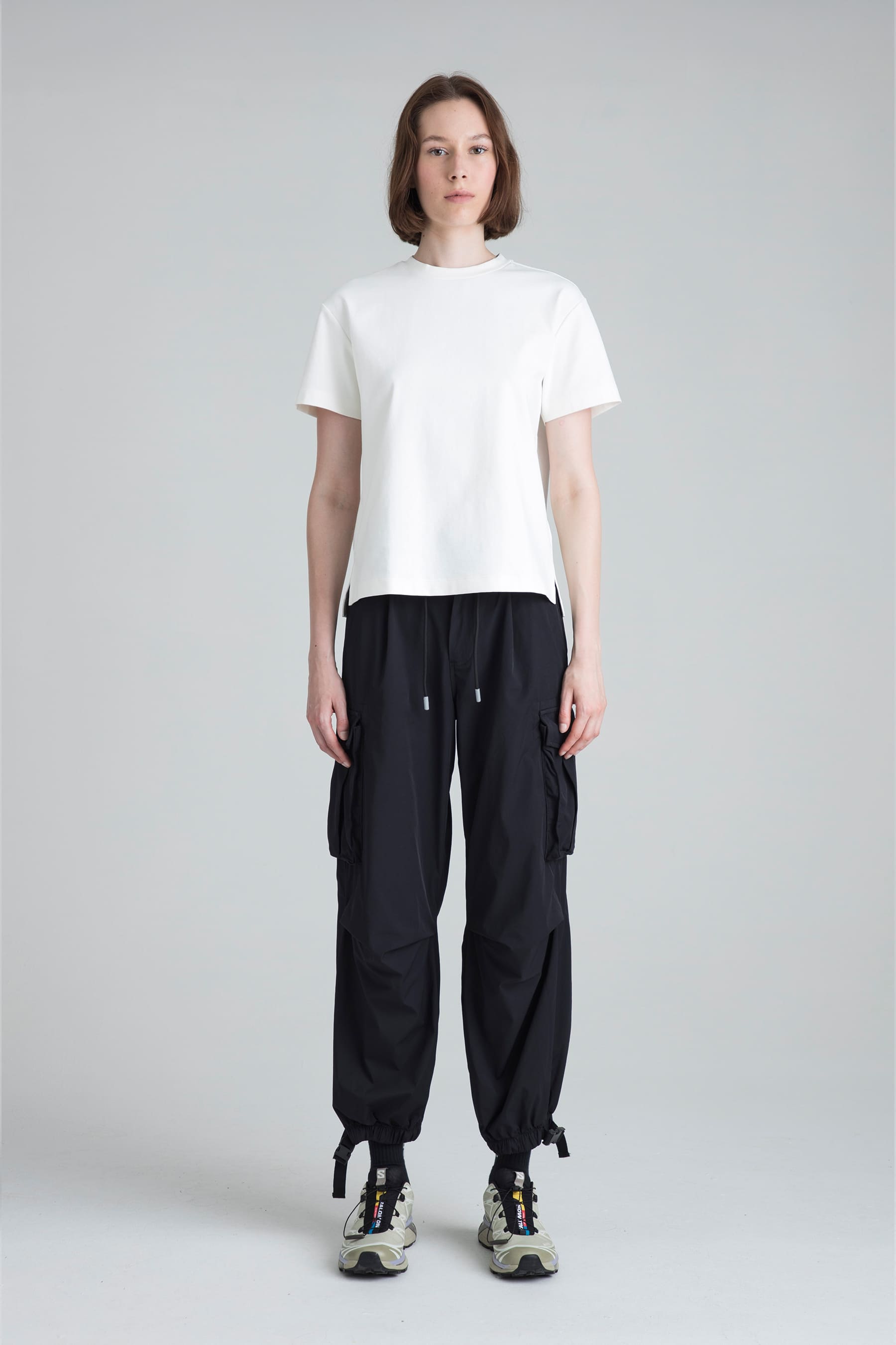Pantalón parachute negro para mujer Noir con camiseta blanca remanence.