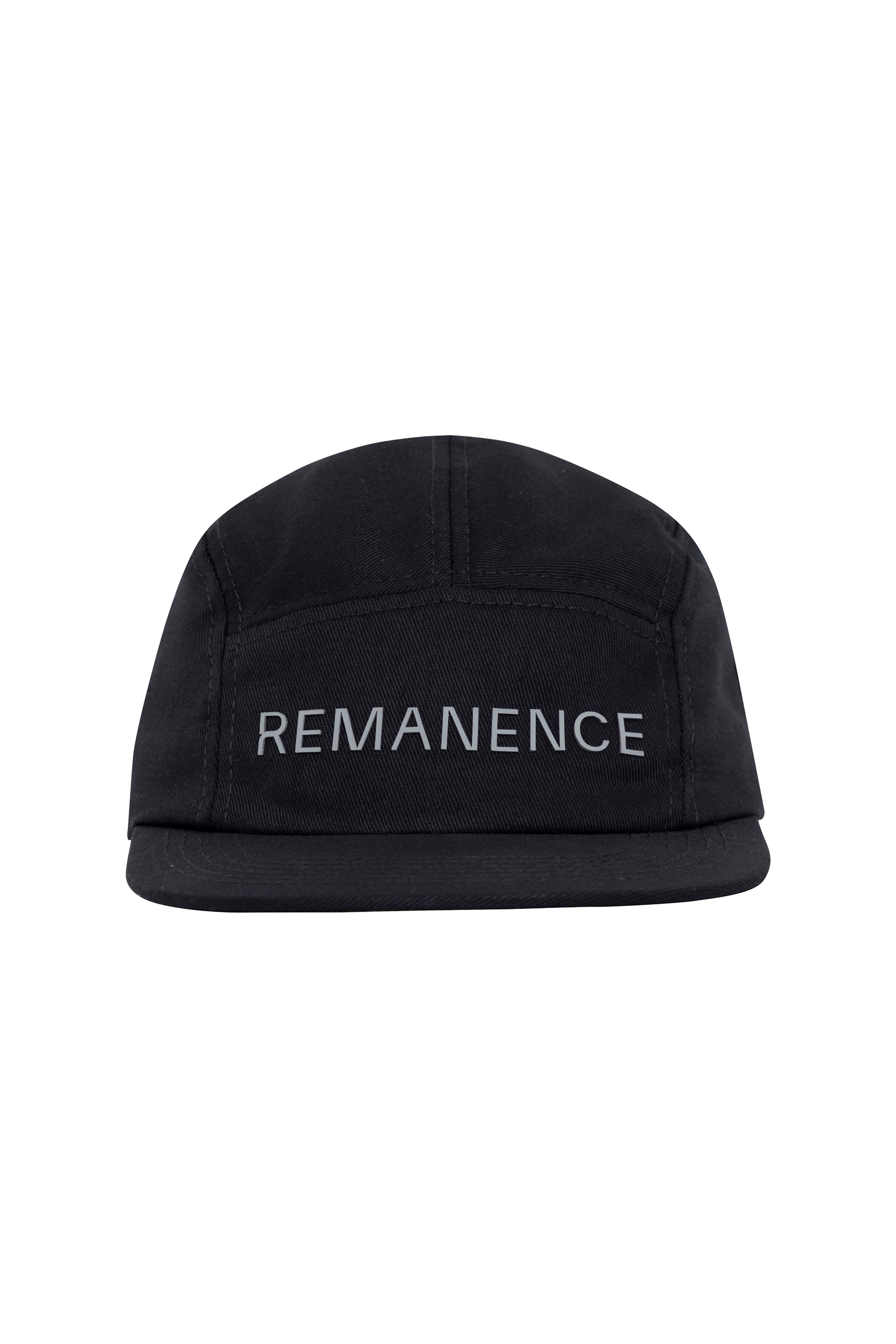 Gorra negra de cinco paneles, vista frontal con logo Remanence estampado en alta densidad.