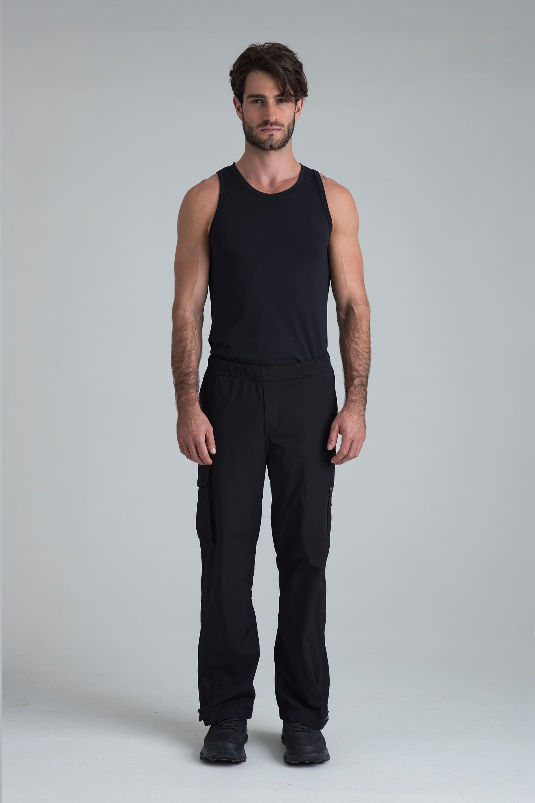 Camiseta negra sin manga para hombre Axis y pantalon negro remanence.
