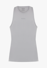 Tank top gris semi fit en vista frontal, con cuello redondo y caída recta