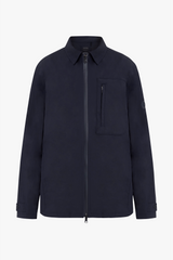 Chaqueta azul hombre en vista frontal sin modelo, silueta limpia con bolsillo vertical y cierre oculto