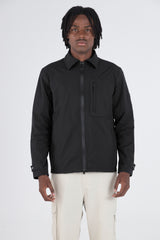 Chaqueta negra hombre semi fit con cuello camisero, cierre frontal y diseño sobrio para uso urbano diario