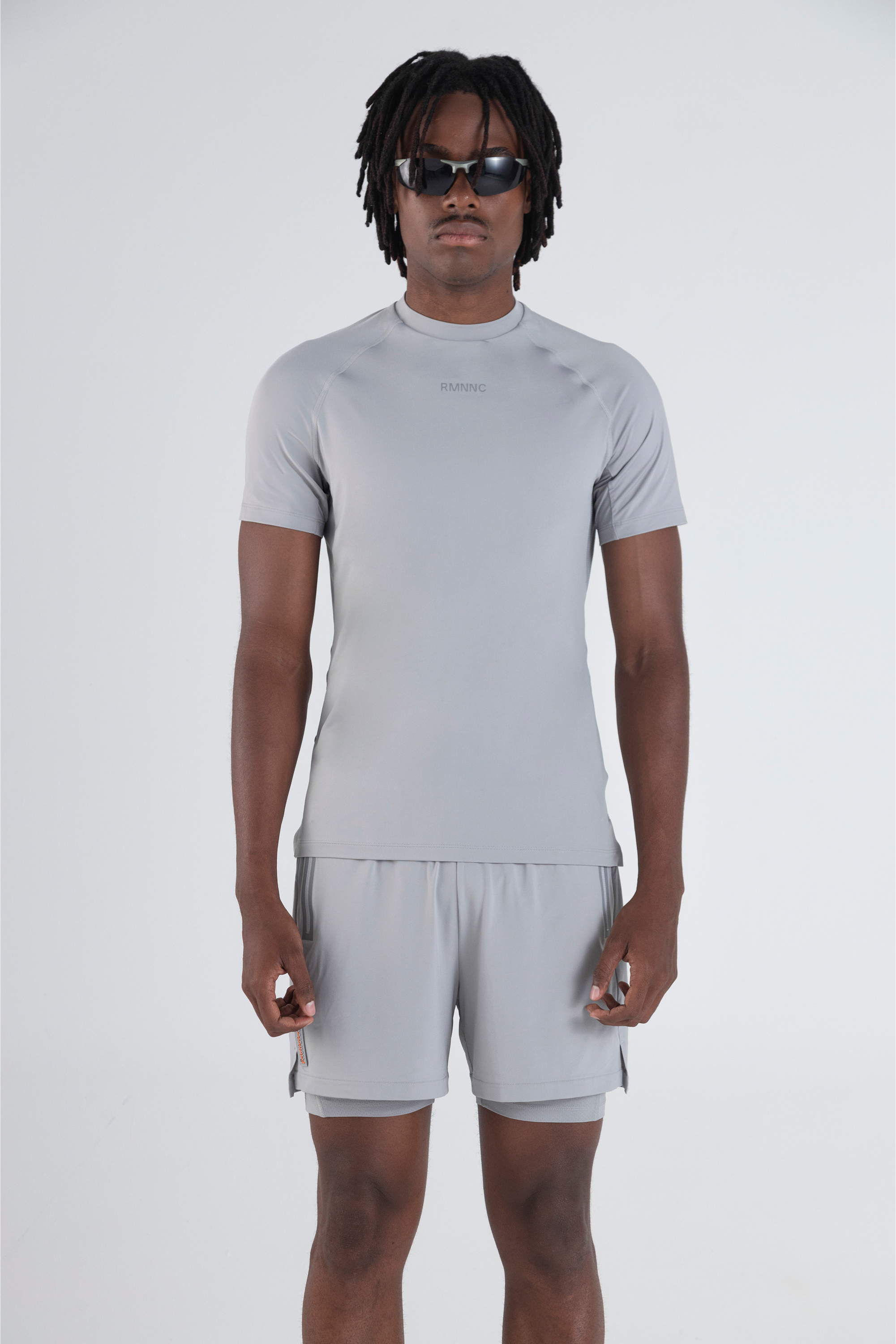 Camiseta gris deportiva para hombre slim fit – Remanence Colombia