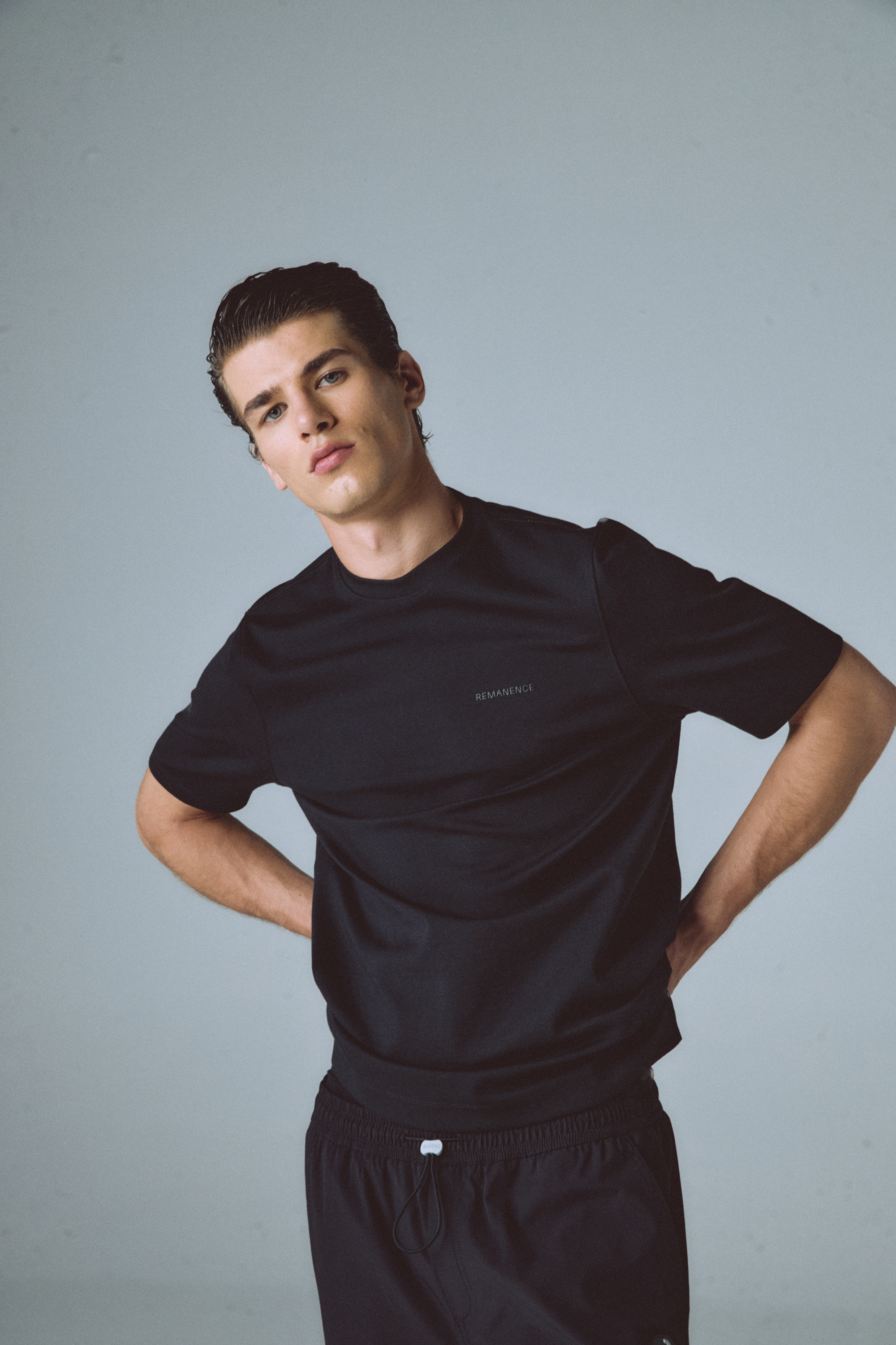 Camiseta hombre slim fit negra con ajuste semi entallado, ideal para actividades al aire libre o uso diario