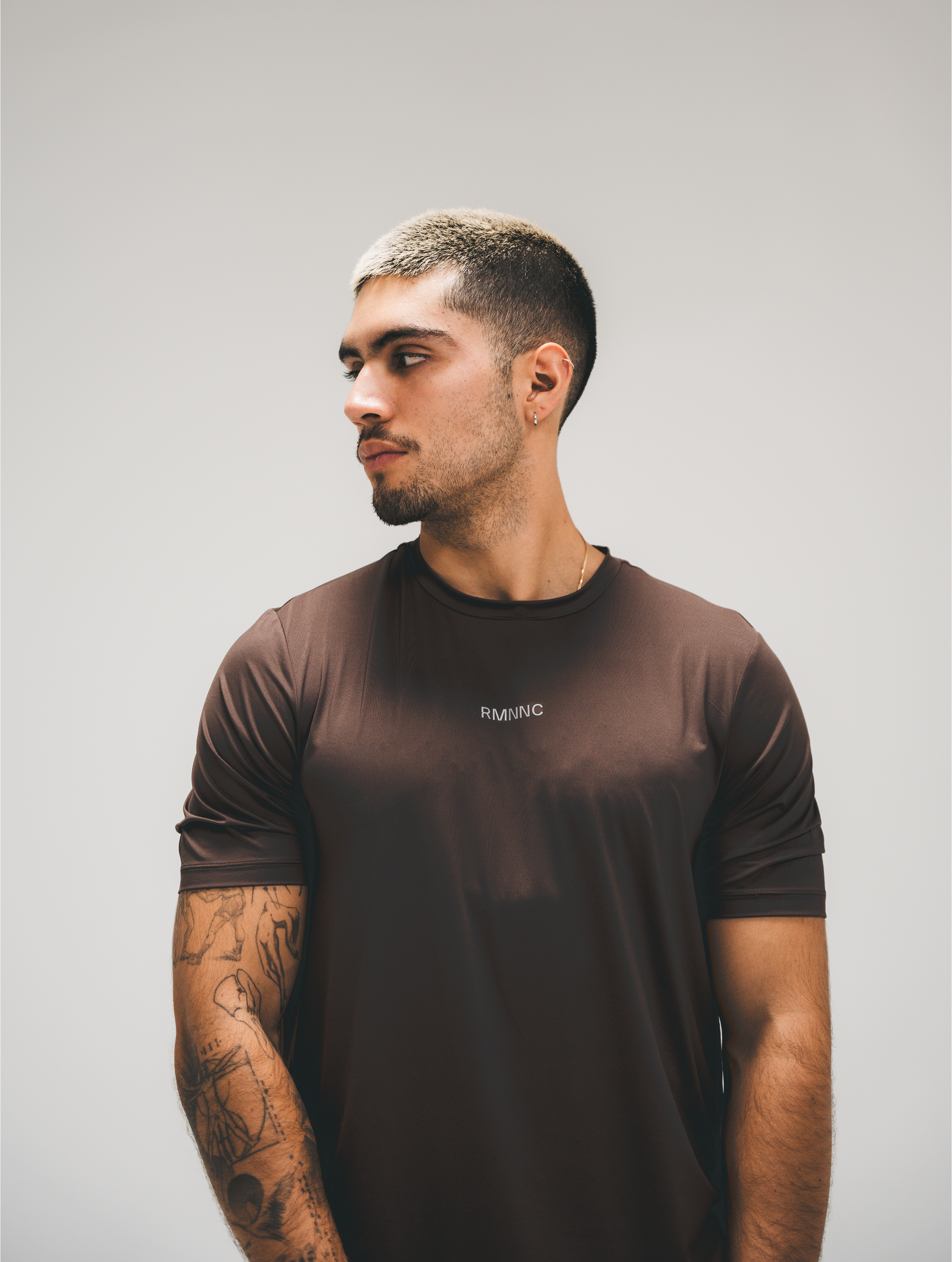 Vista lateral de la camiseta puesta sobre modelo masculino, mostrando ajuste semi fit.