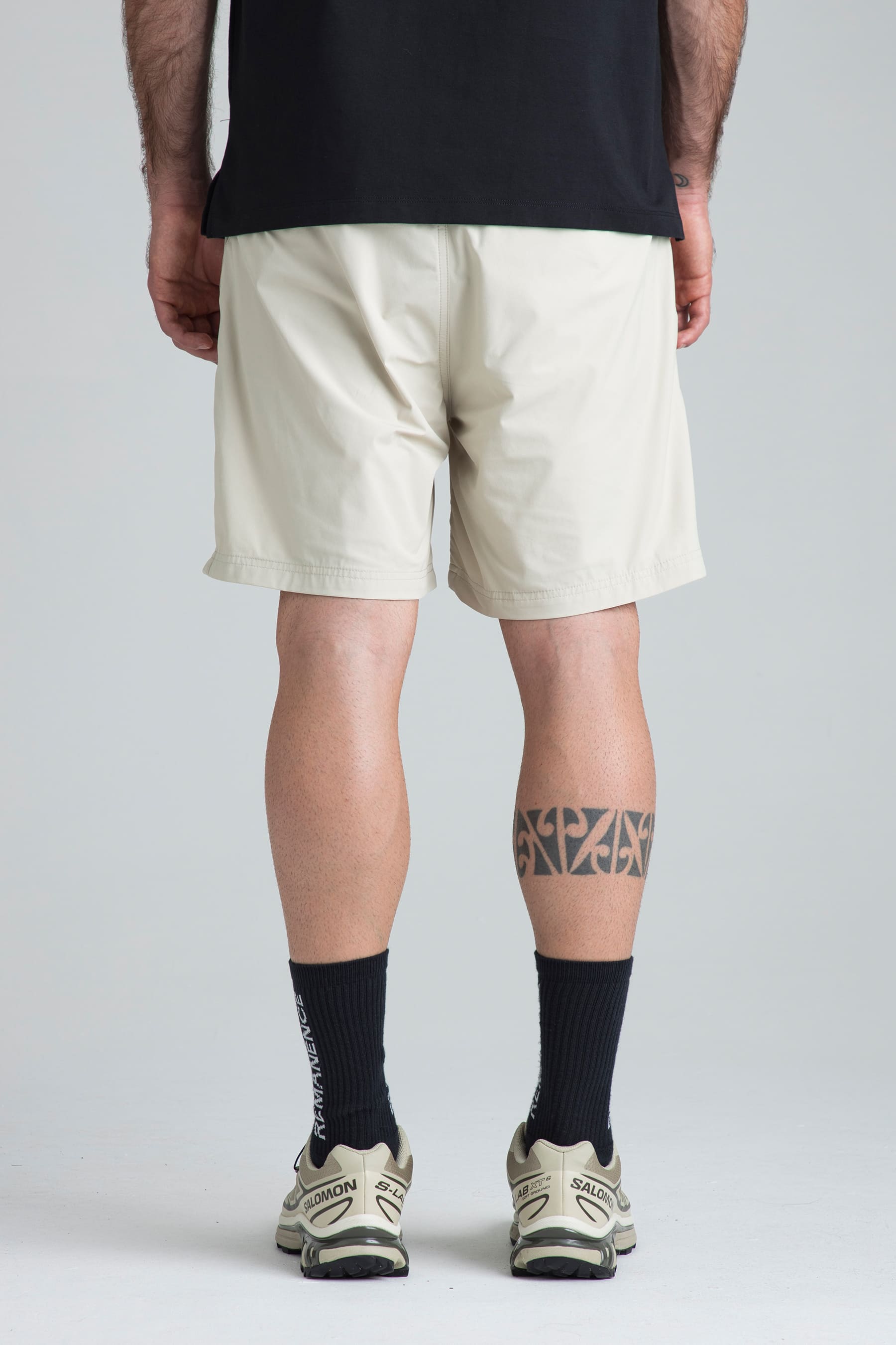 Shorts arena para hombre con biker vista posterior en modelo