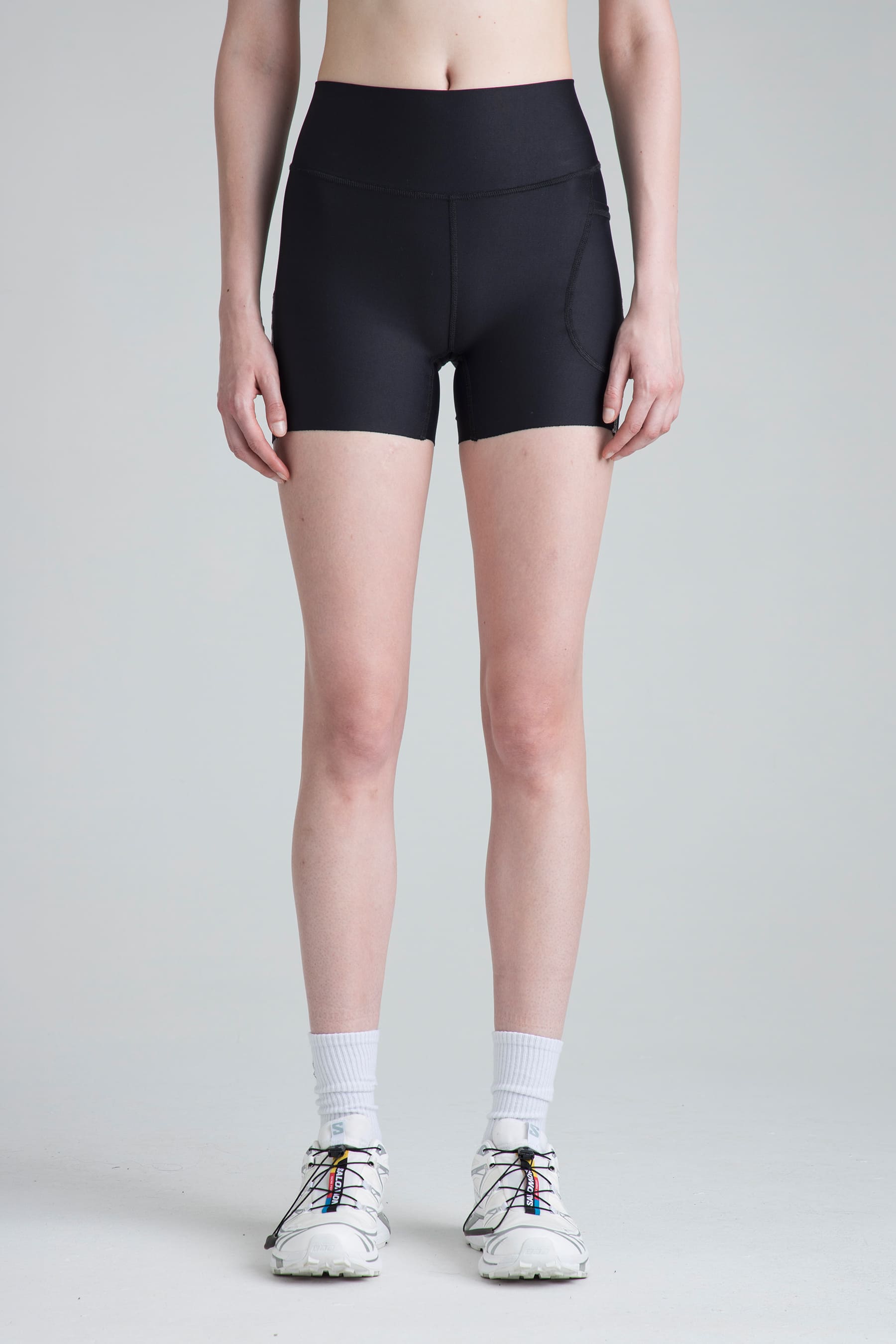 Biker deportivo negro para mujer Tempo vista frontal en modelo