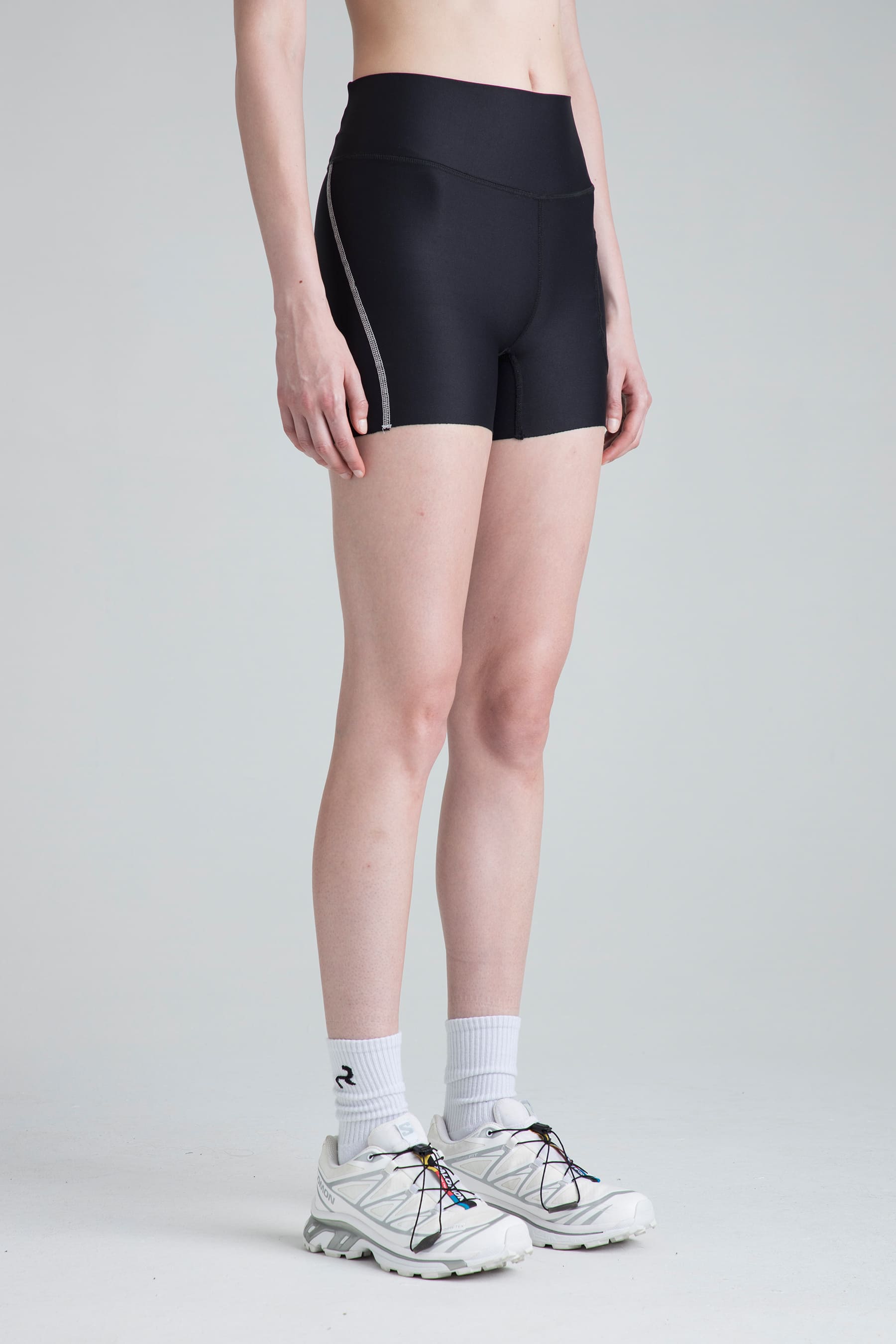 Biker deportivo negro para mujer Tempo perfil lateral con líneas contraste