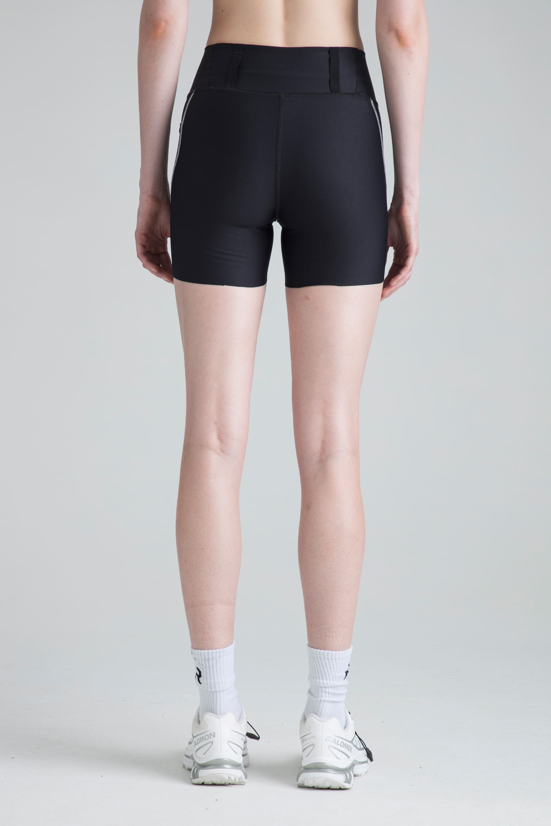 Biker deportivo negro para mujer Tempo vista posterior en modelo