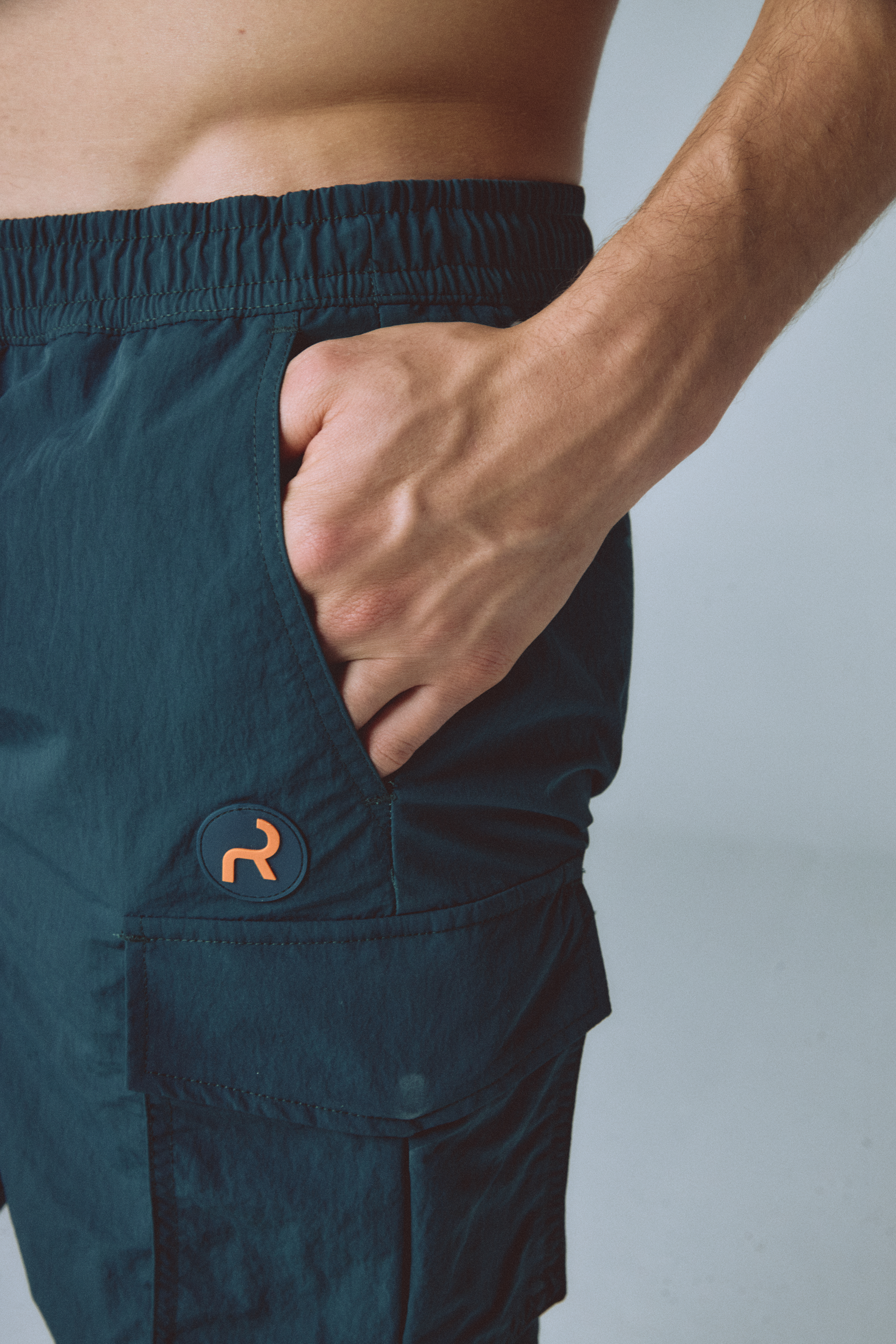 Vista lateral con bolsillo cargo y aplique Remanence.