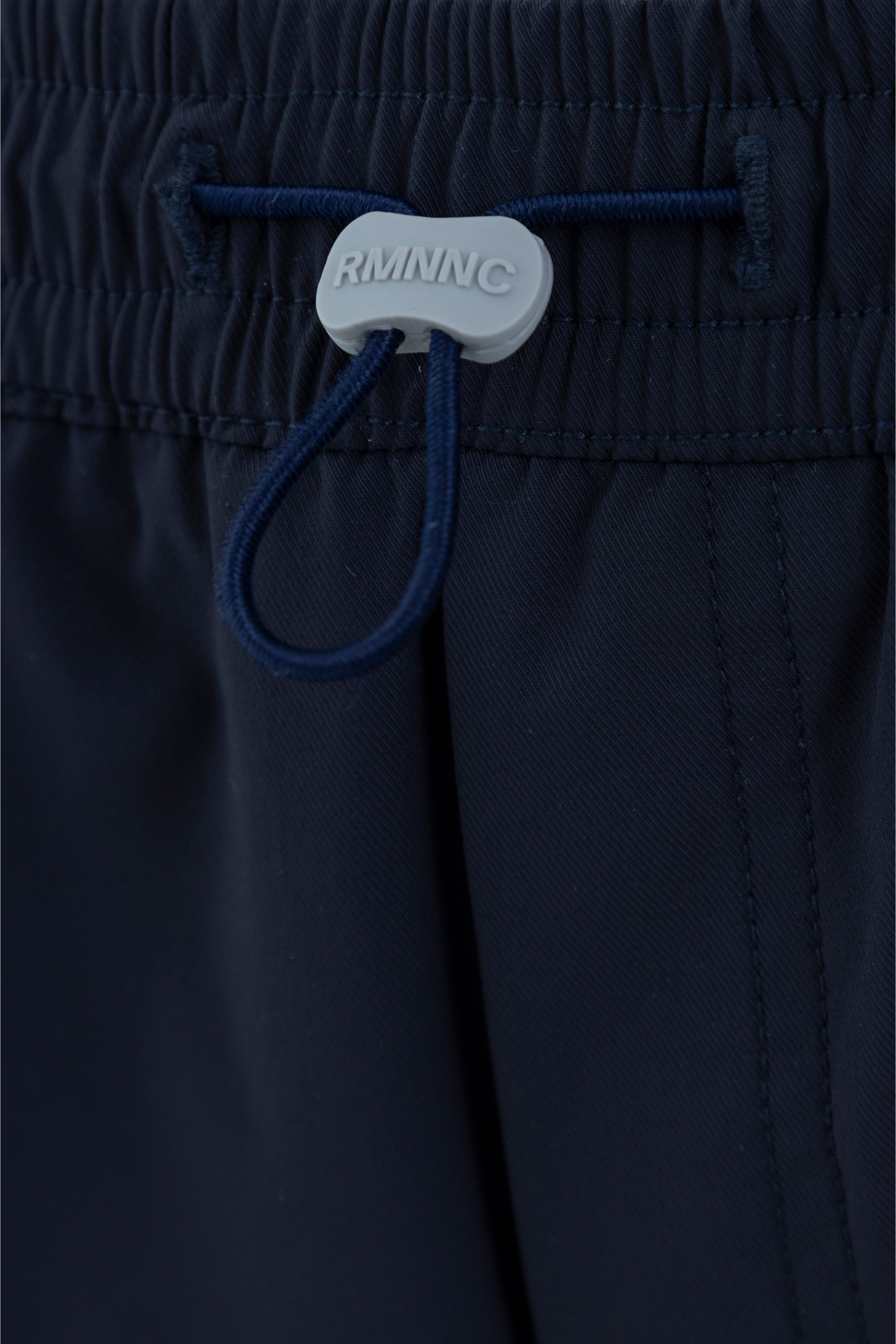 Pretina con tensor visible para ajuste personalizado.