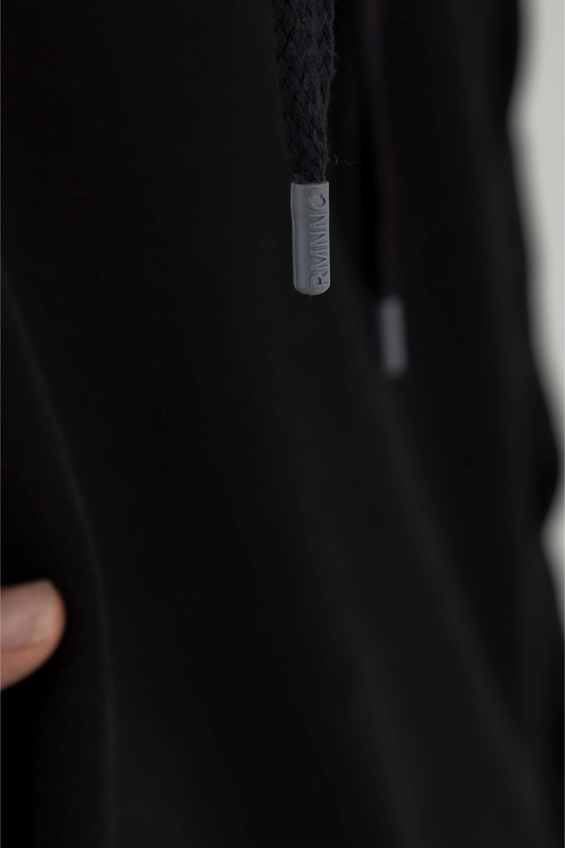 Buzo negro capucha hombre Hoodie Remanence 