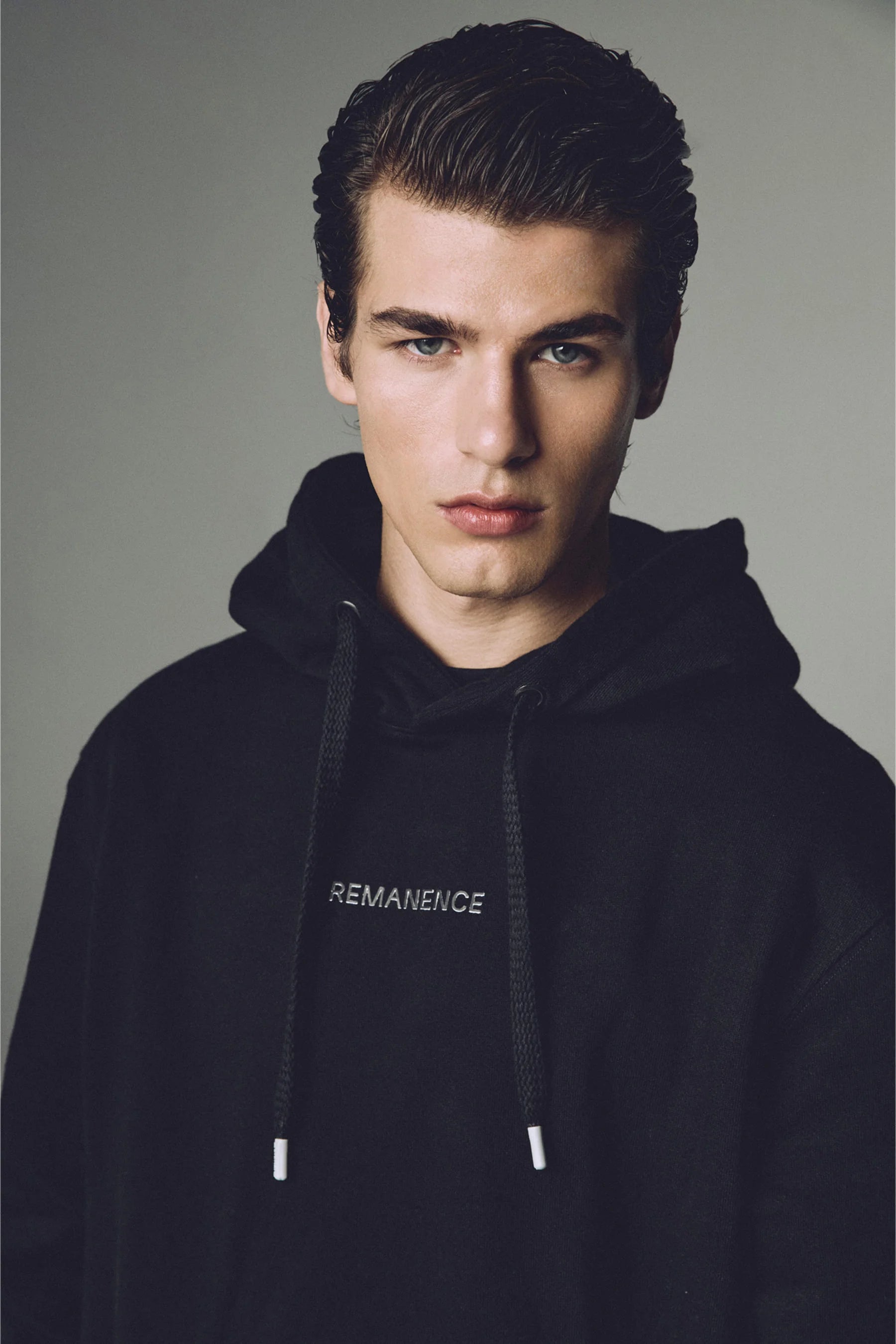 Buzo negro capucha hombre Hoodie Remanence 