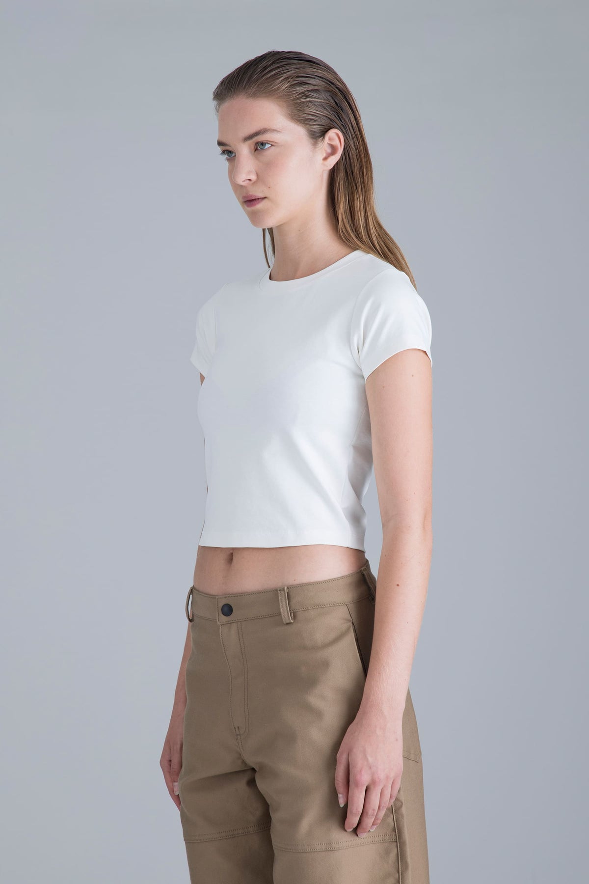 Camiseta blanca para mujer slim fit Aero vista tres cuartos en modelo