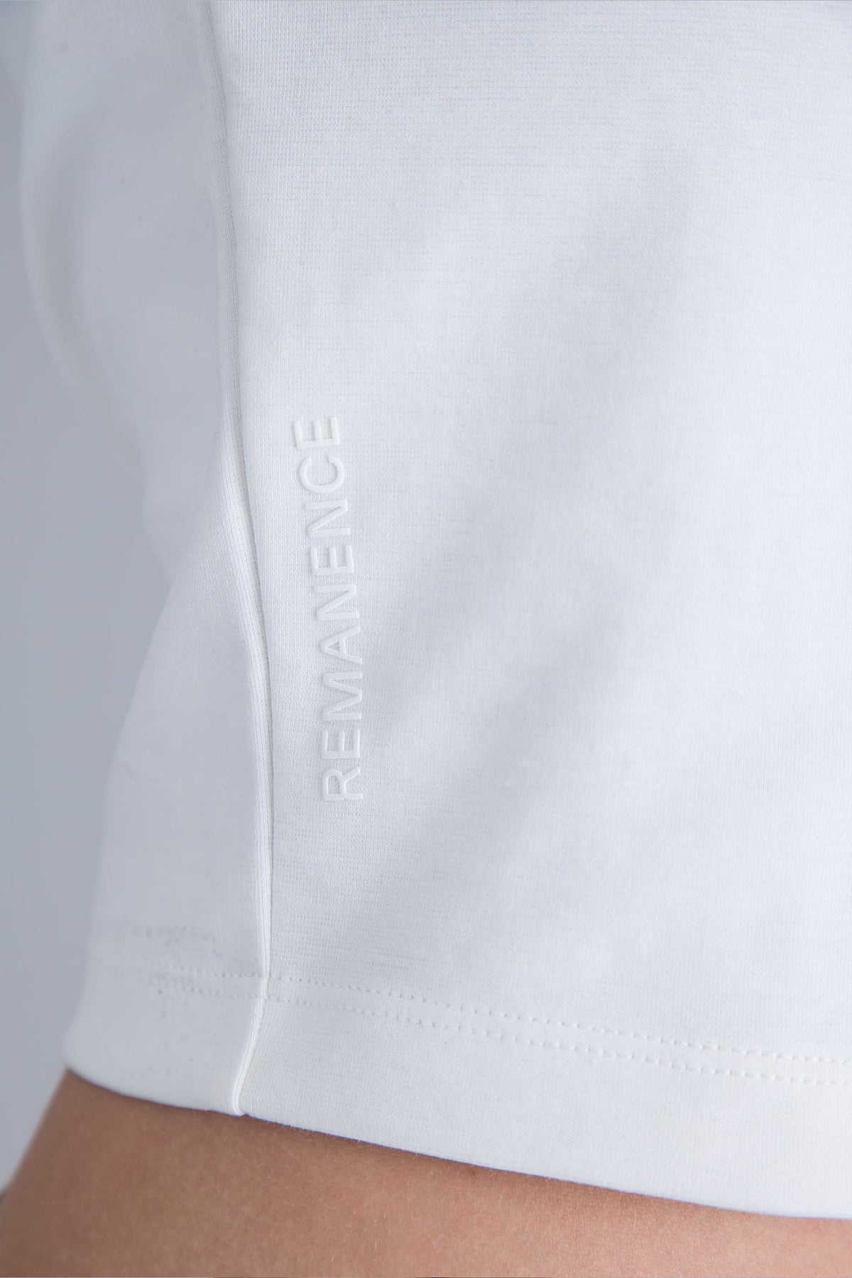 Camiseta blanca para mujer slim fit Aero detalle de logo tono sobre tono