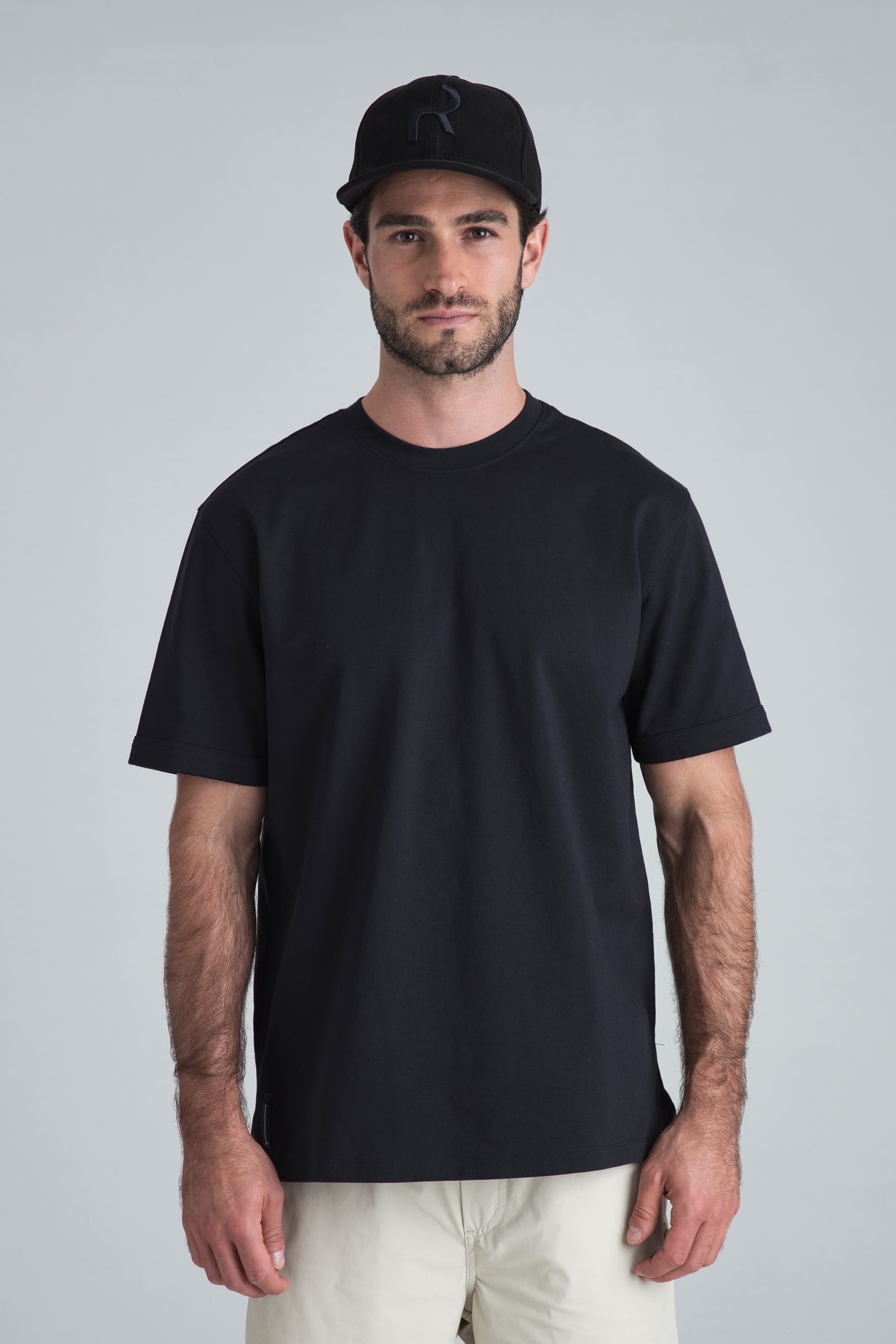 Camiseta negra para hombre Cling relaxed fit en modelo