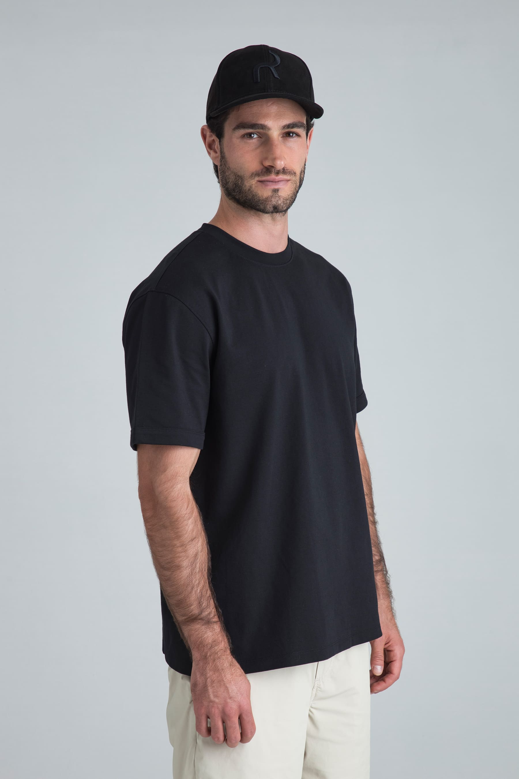 Camiseta negra para hombre Cling relaxed fit vista lateral