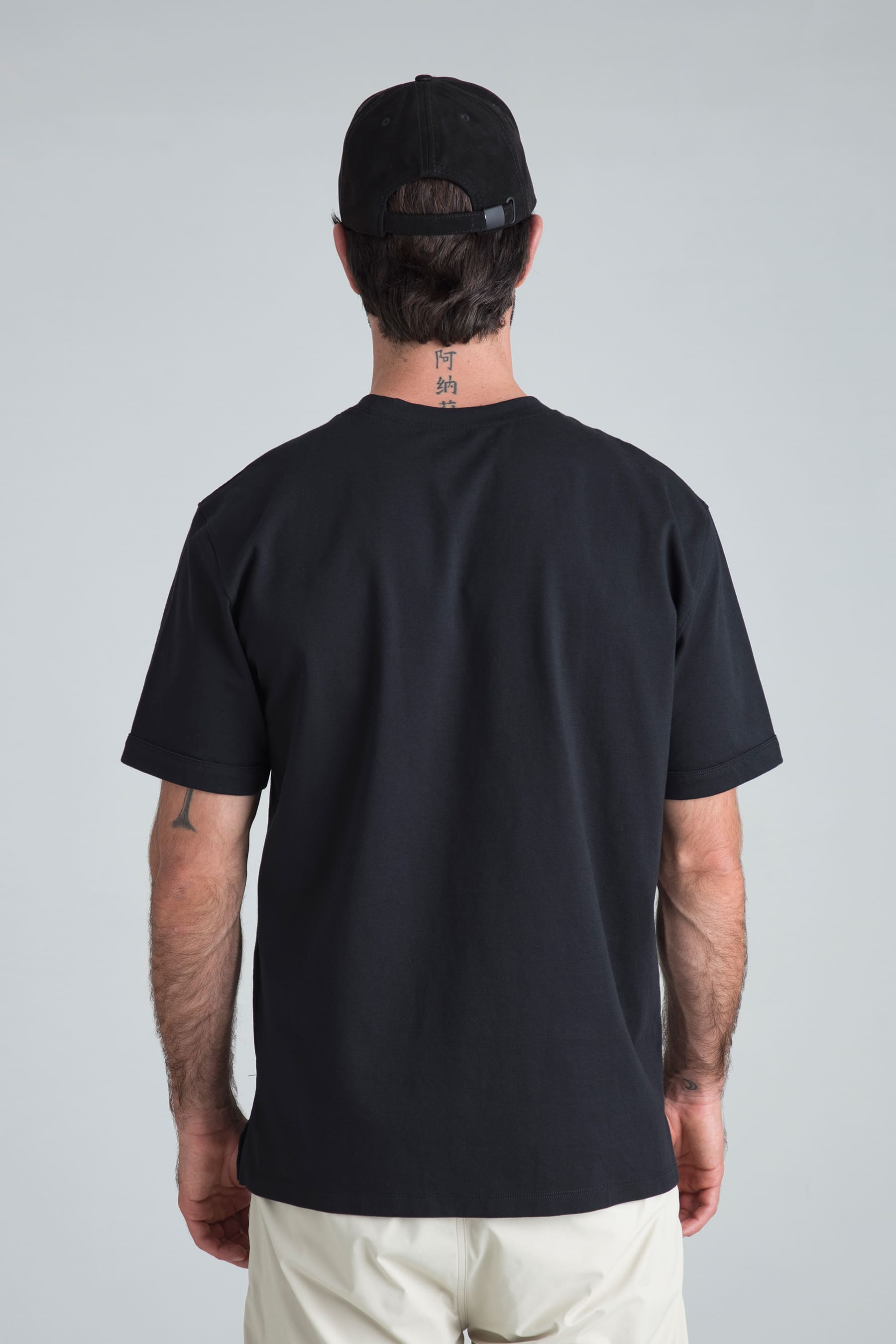 Camiseta negra para hombre Cling relaxed fit vista posterior