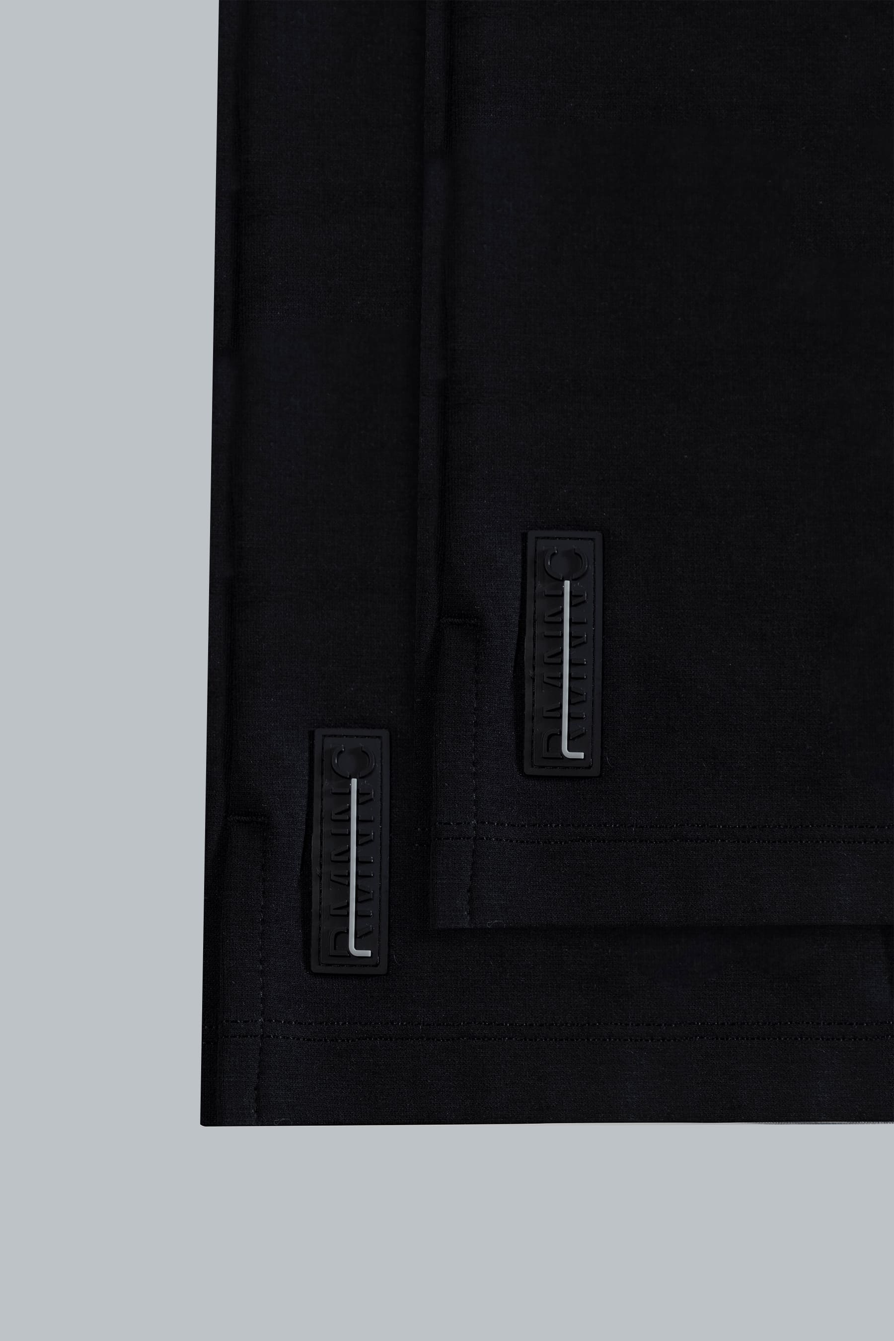 Camiseta negra para hombre Cling relaxed fit detalle de etiqueta lateral