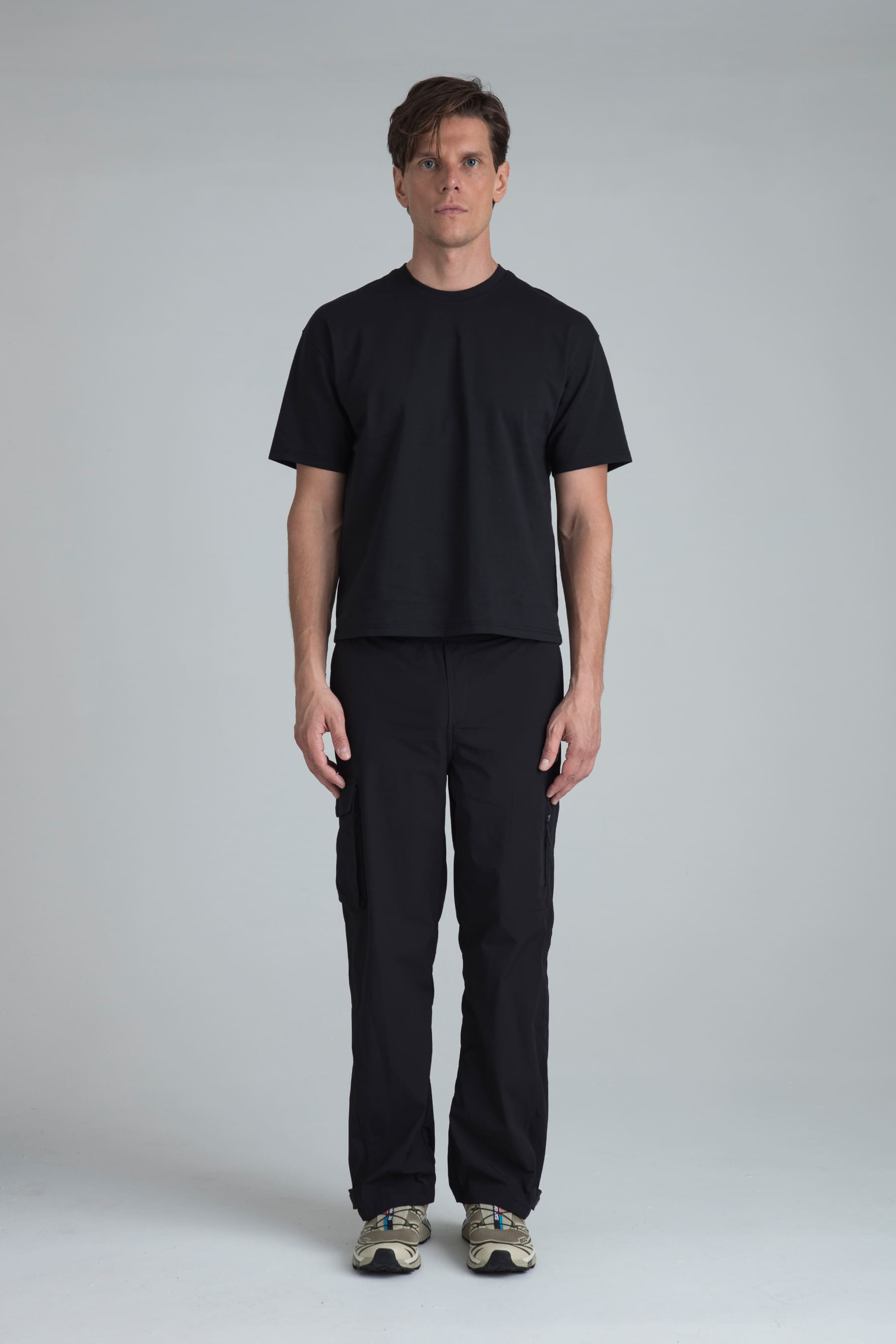 camiseta negra boxy fit para hombre combinada con pantalón negro