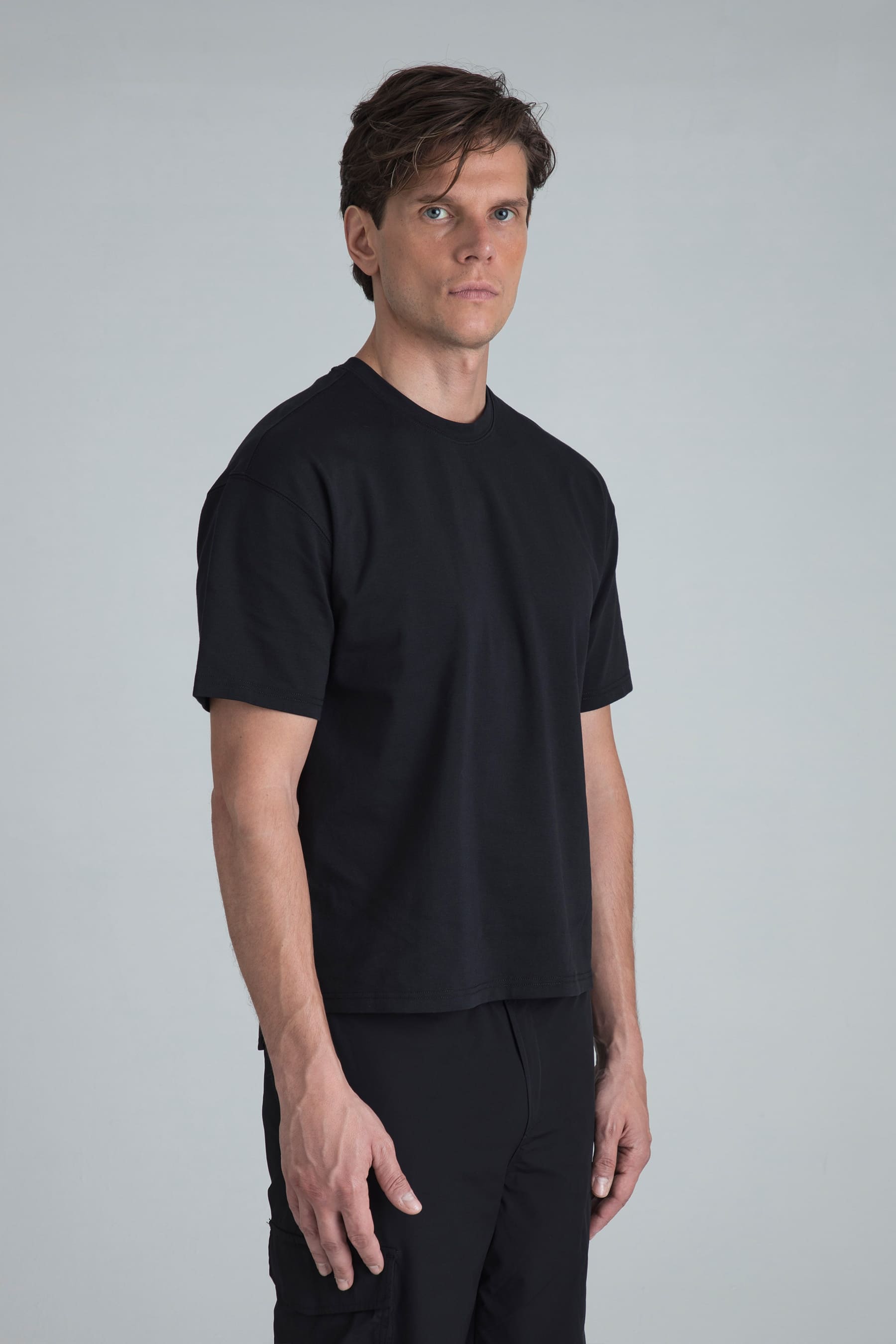 camiseta negra boxy fit para hombre Lift vista lateral en modelo
