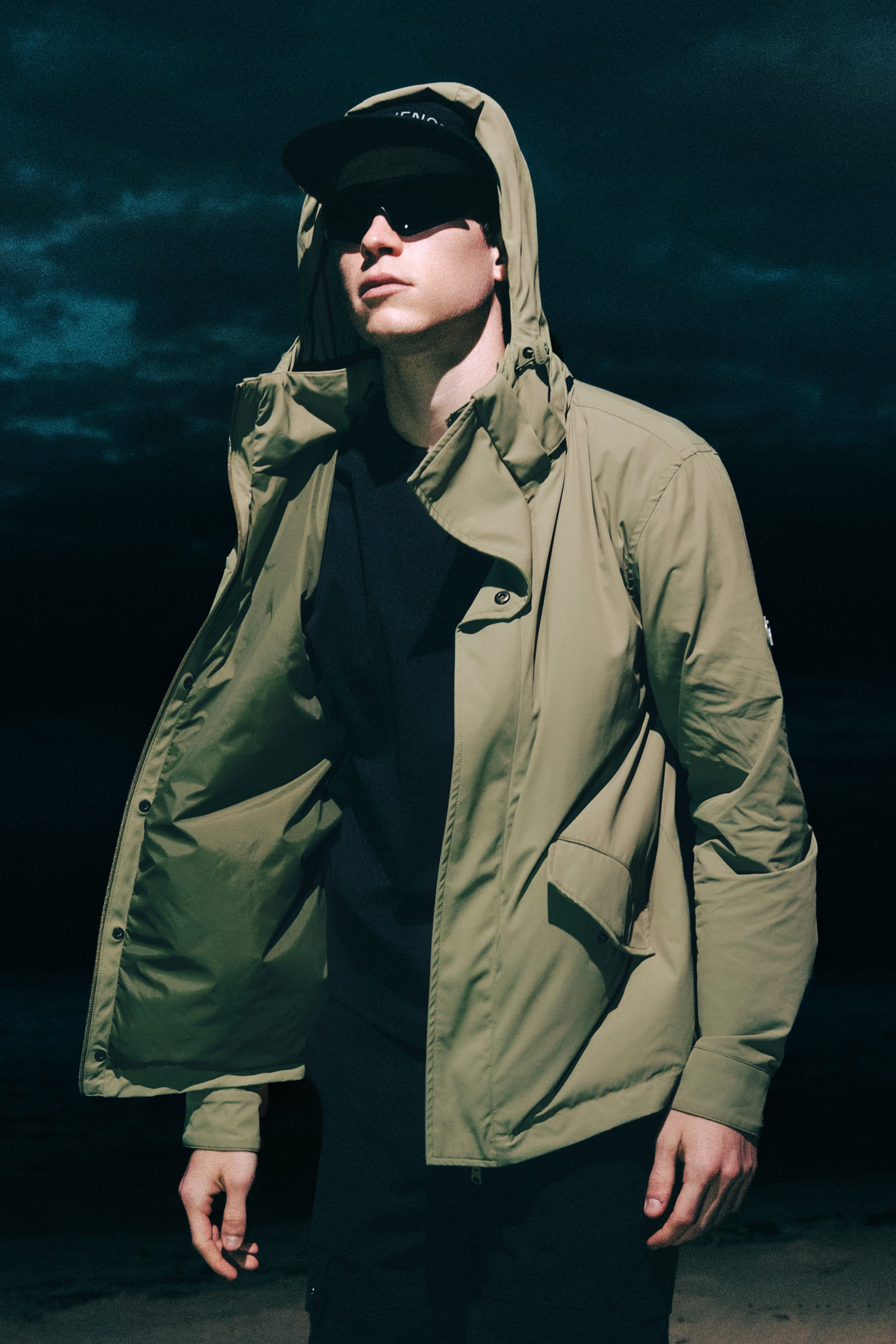 camiseta negra boxy fit para hombre en uso outdoor 