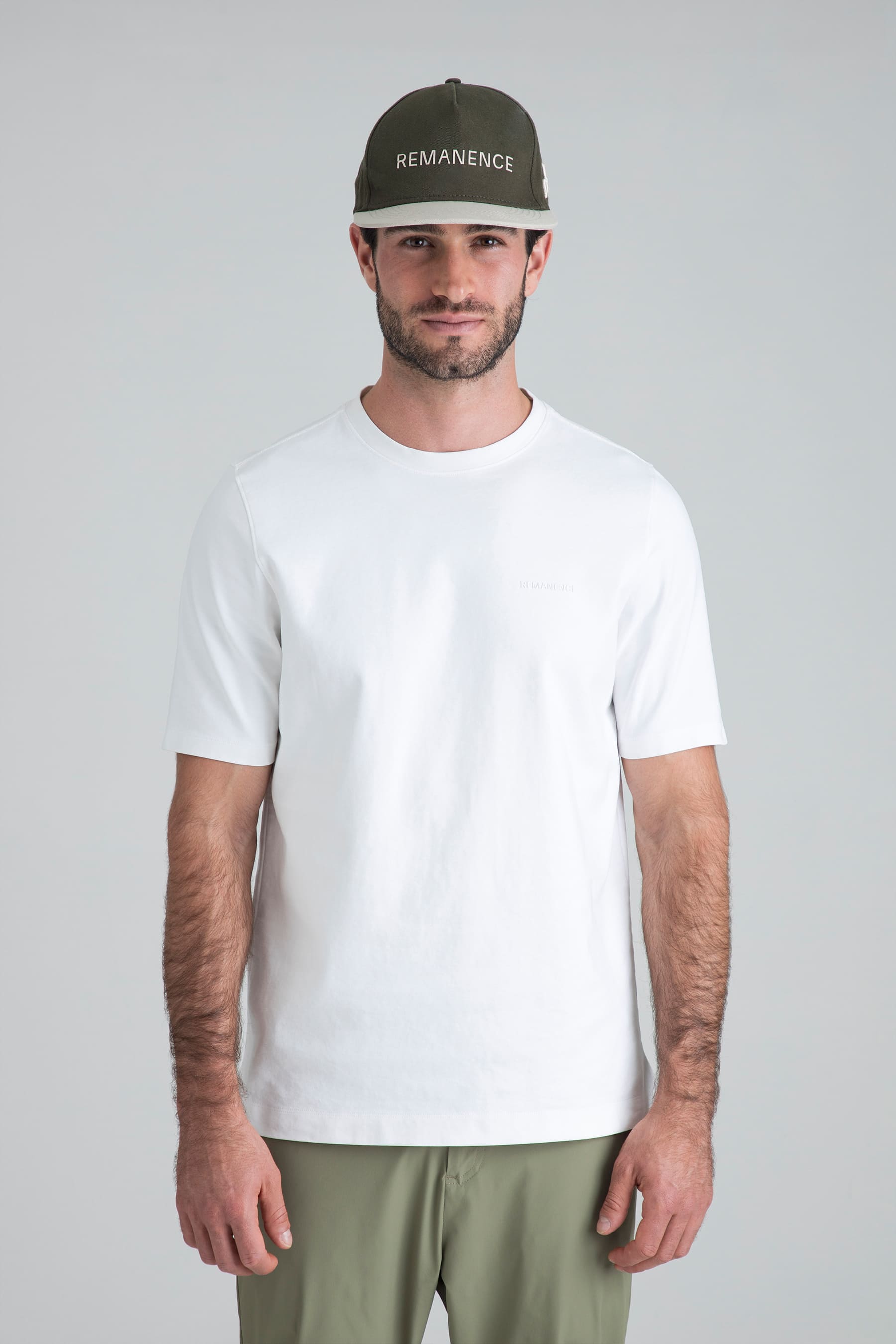 Camiseta blanca para hombre y gorra verde remanence