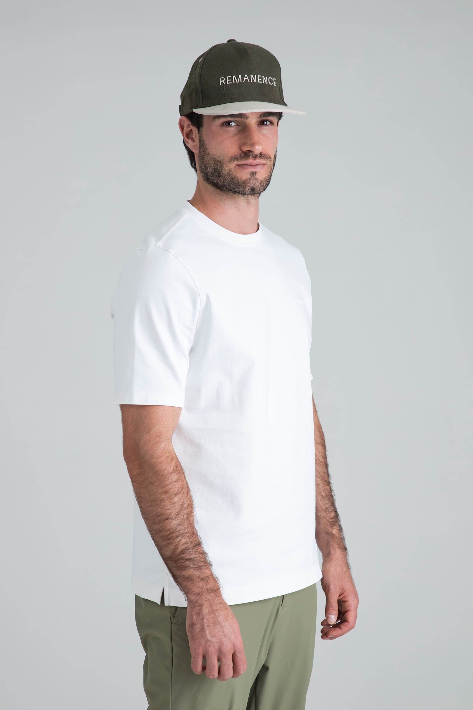 Camiseta blanca para hombre semifitted vista lateral